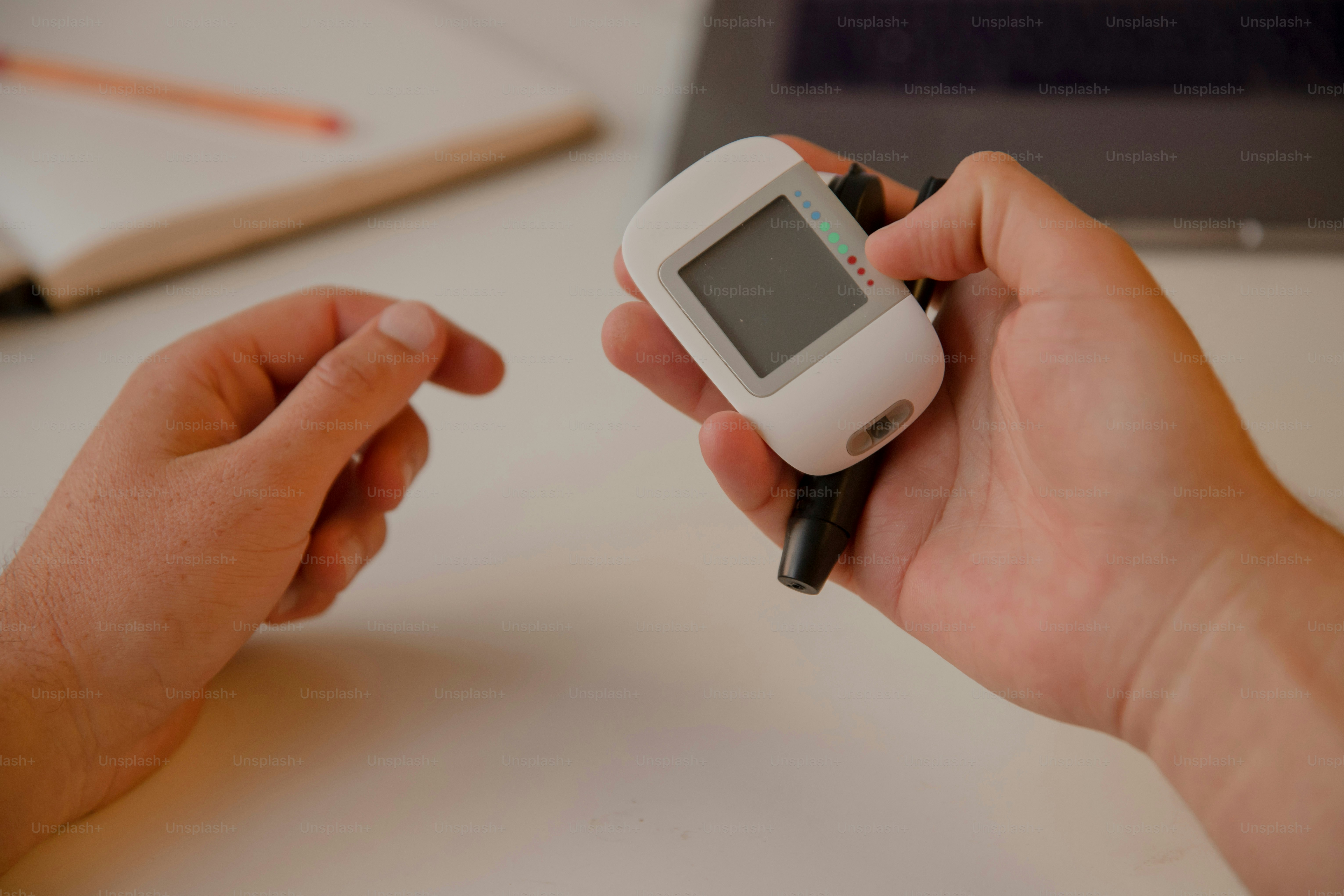 una persona che tiene in mano un piccolo dispositivo elettronico