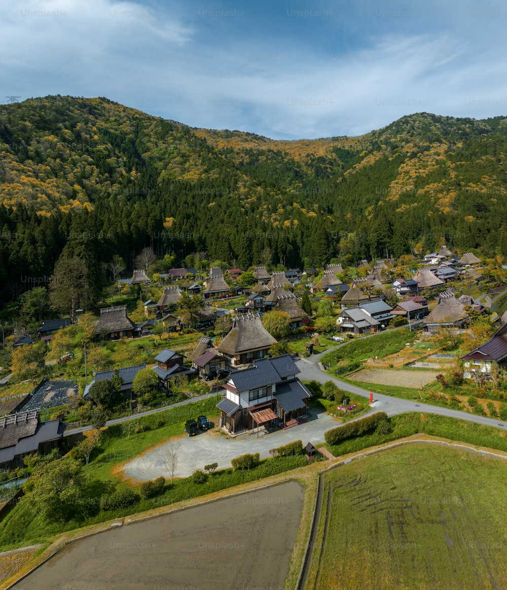 Eine Luftaufnahme eines Dorfes in den Bergen