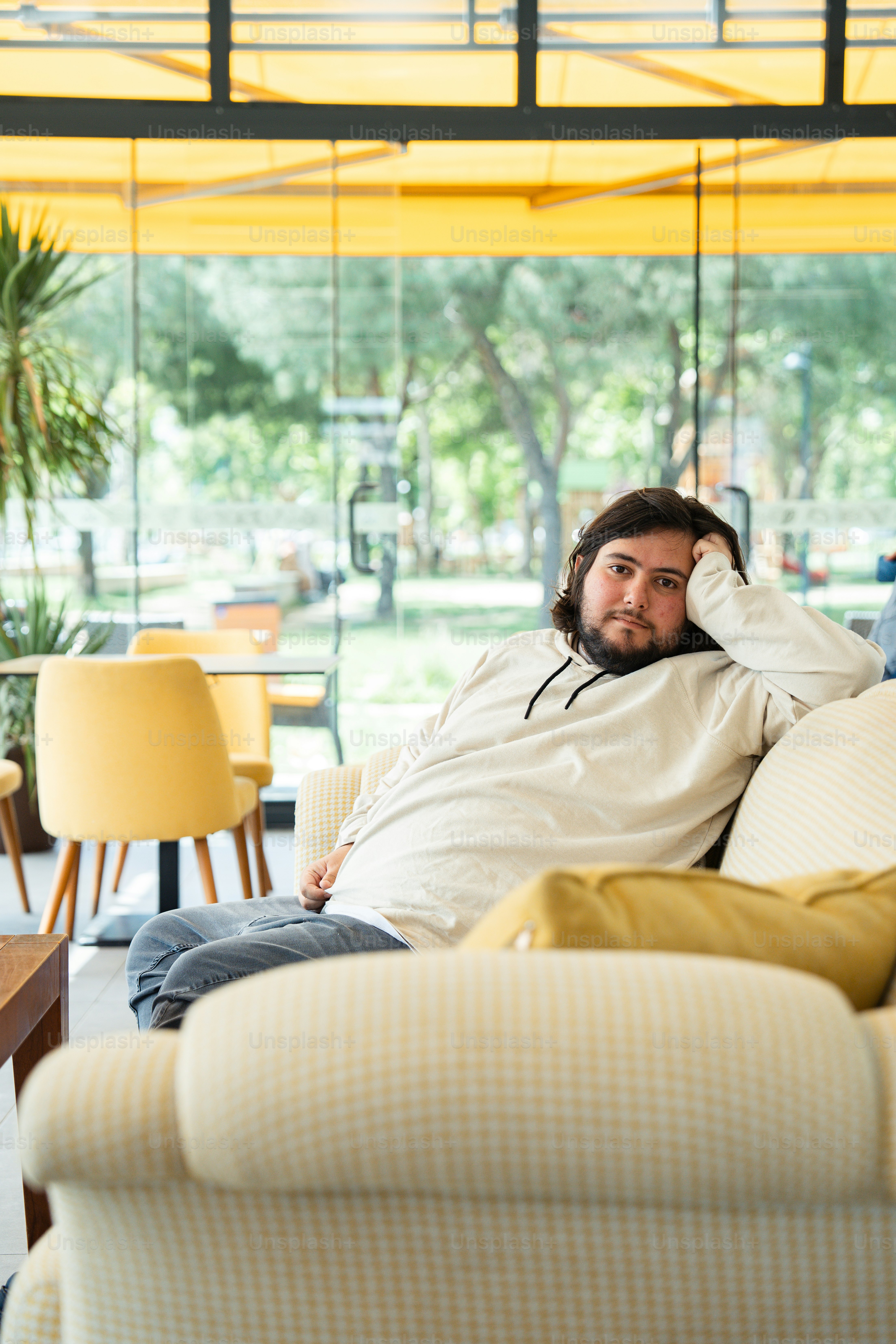 um homem sentado em um sofá em uma sala de estar