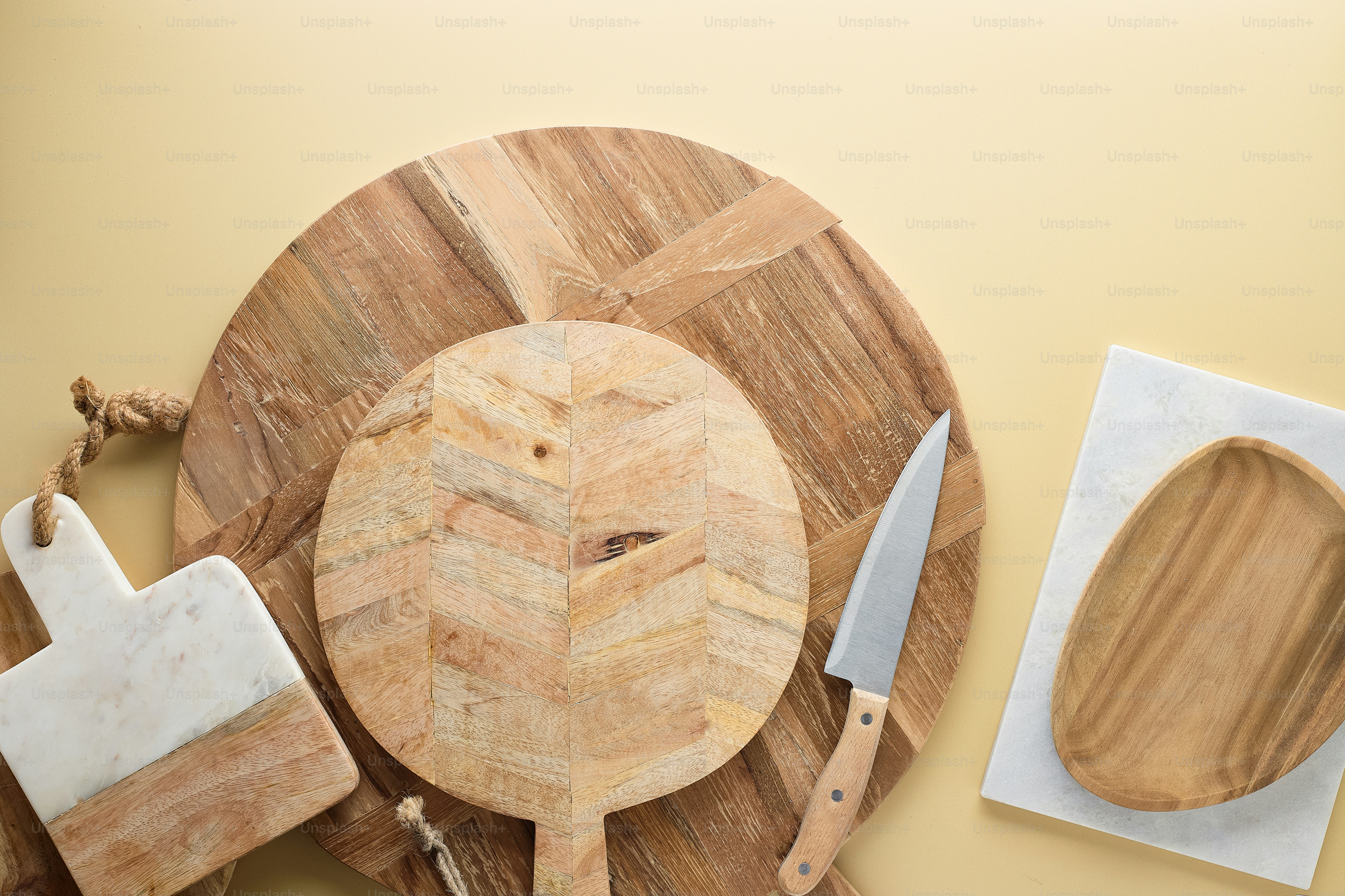 una tabla de cortar con un cuchillo y una tabla de cortar