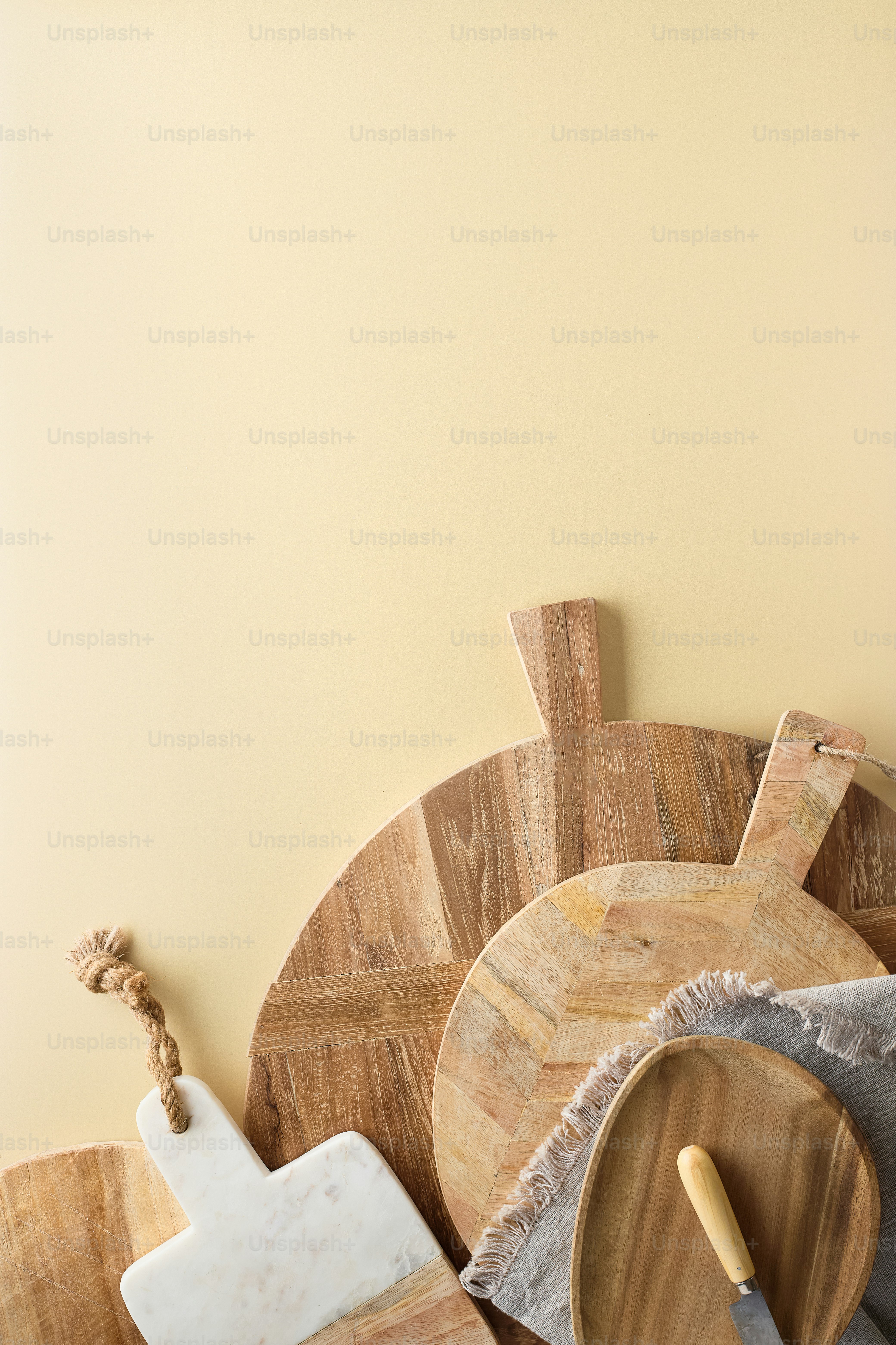 una pila de tablas de cortar de madera encima de una mesa