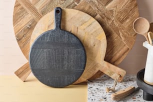 une planche à découper en bois posée sur un comptoir