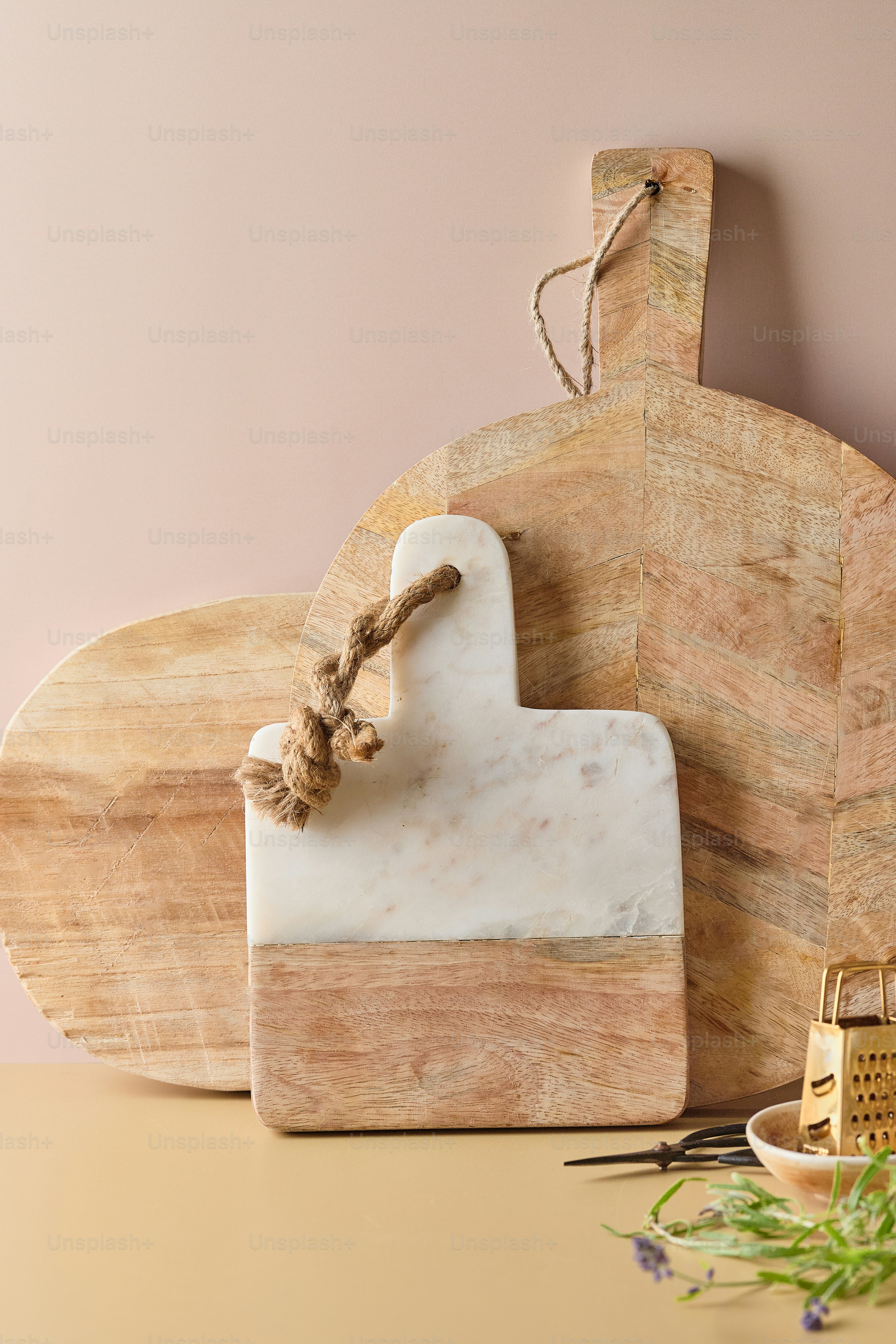 una tabla de cortar de madera con una cuerda encima