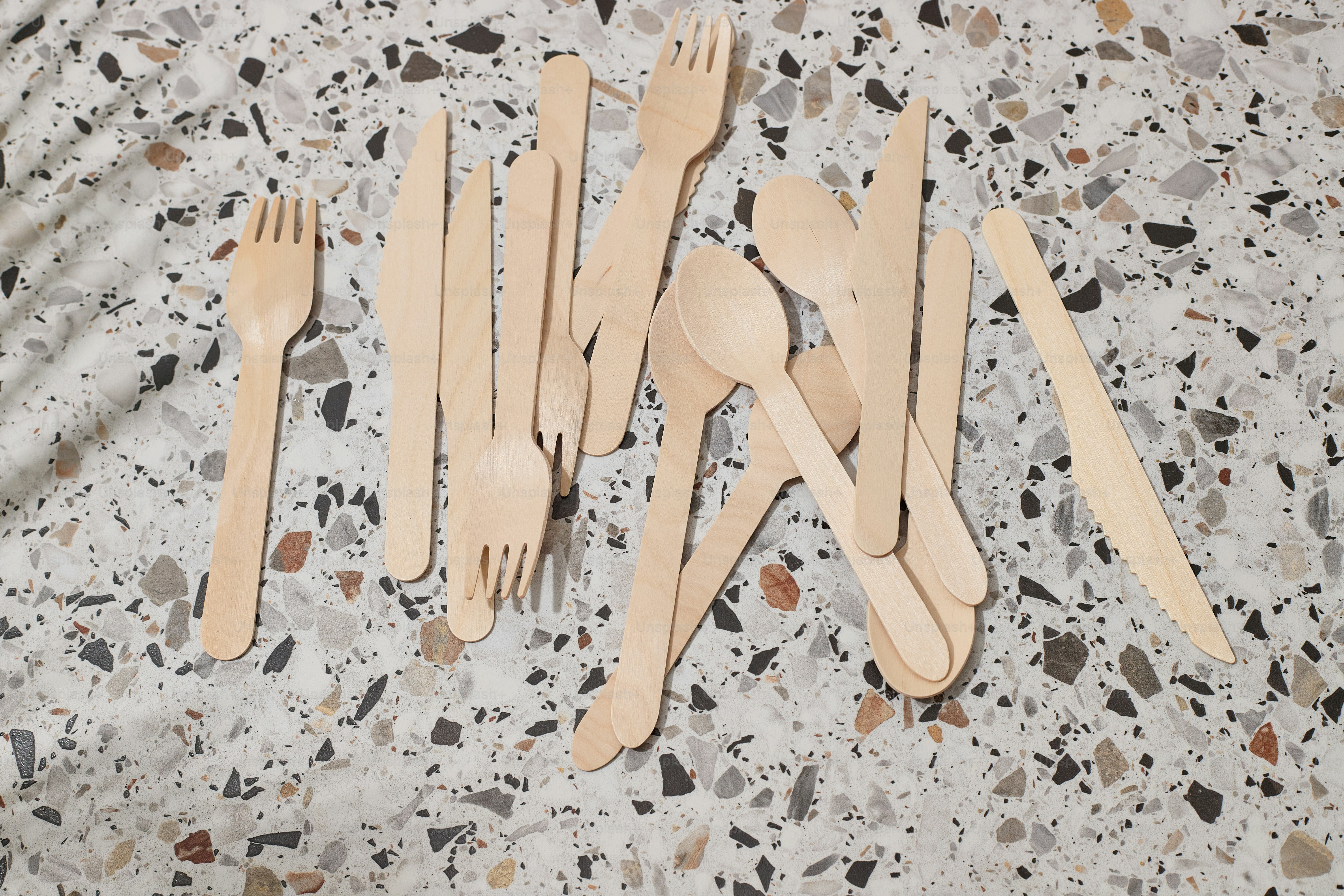 un grupo de tenedores y cucharas de madera sobre una mesa