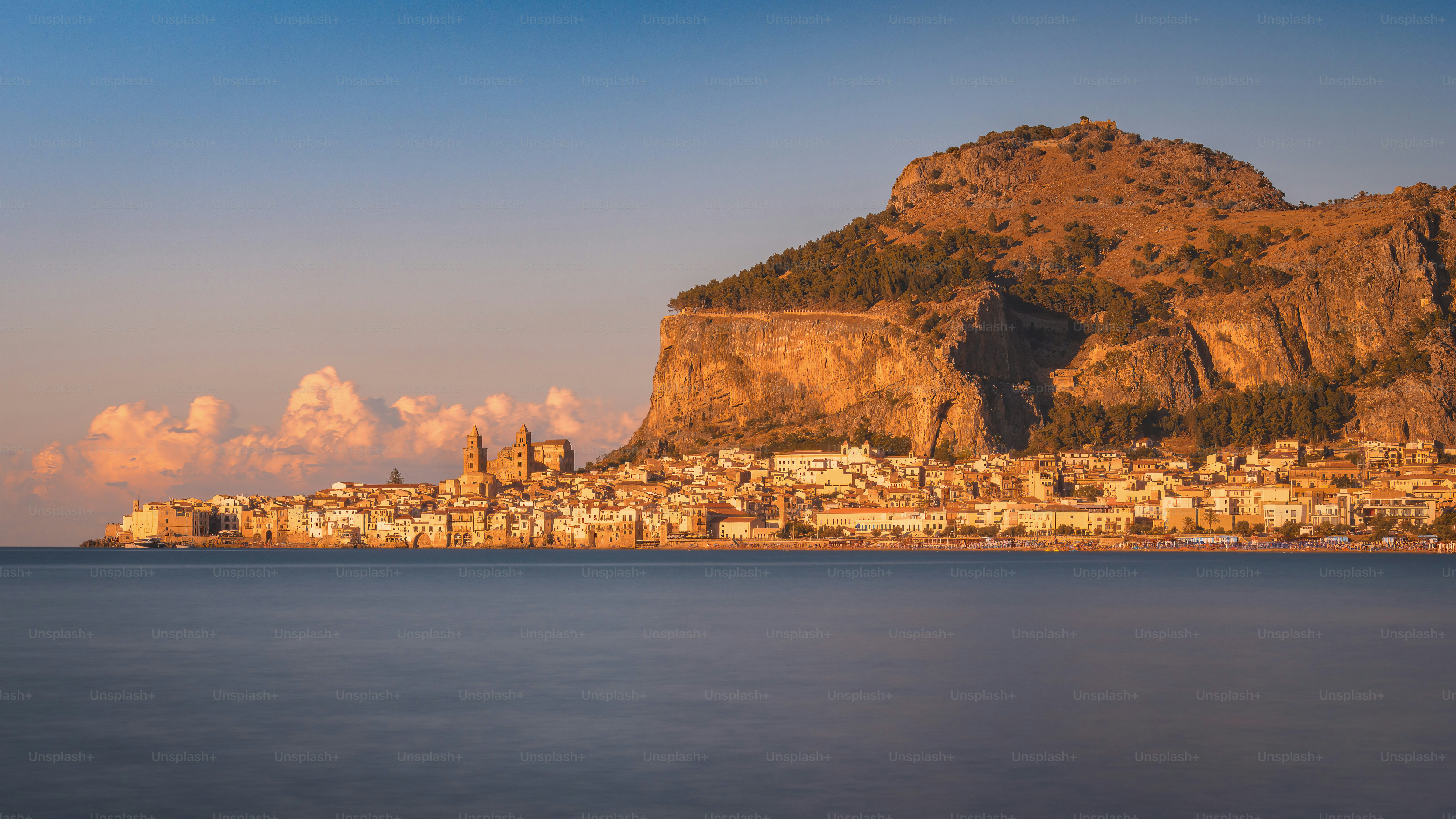 Ein Blick auf eine Stadt vom Wasser aus