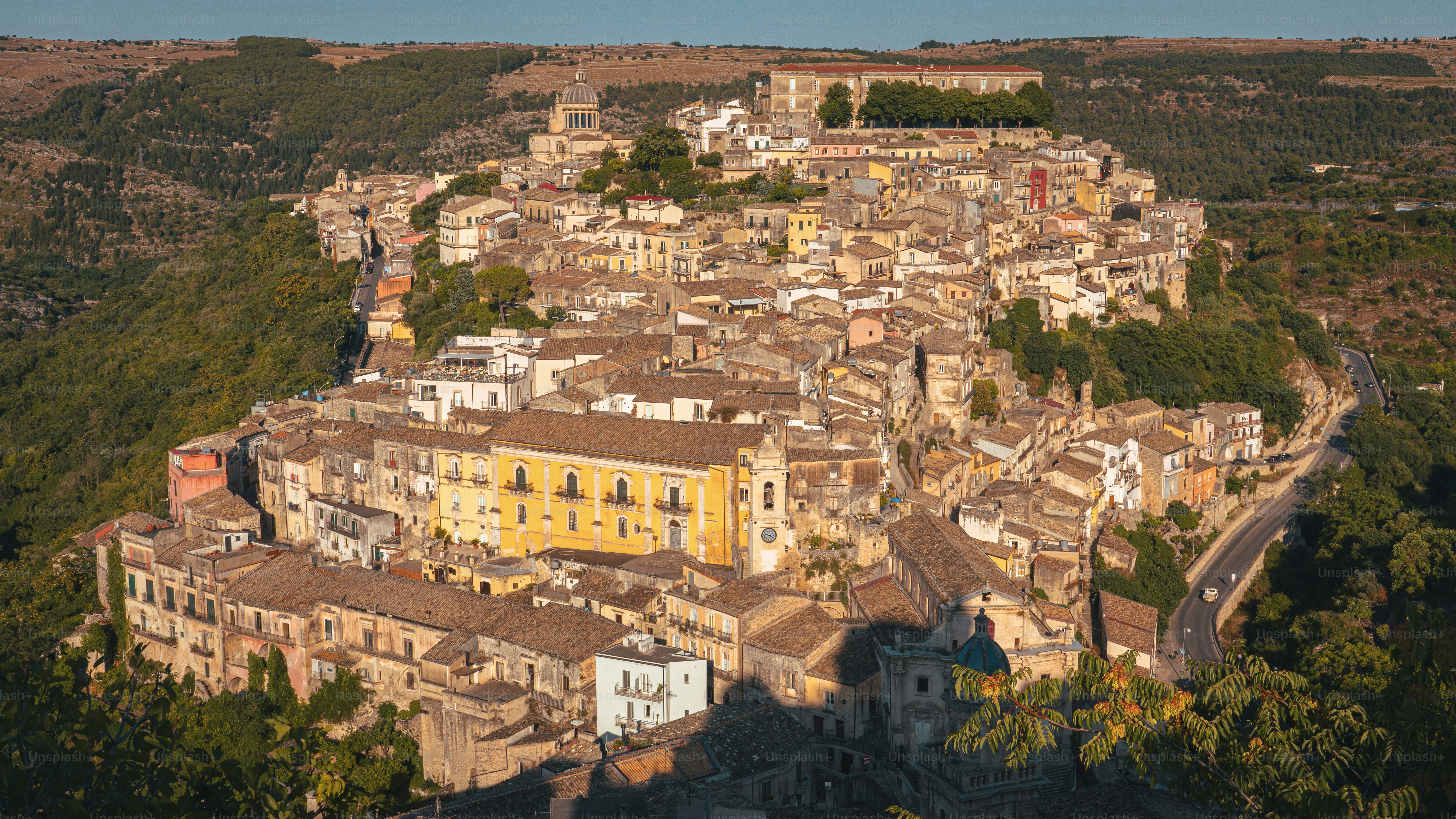 uma vista aérea de uma aldeia nas montanhas