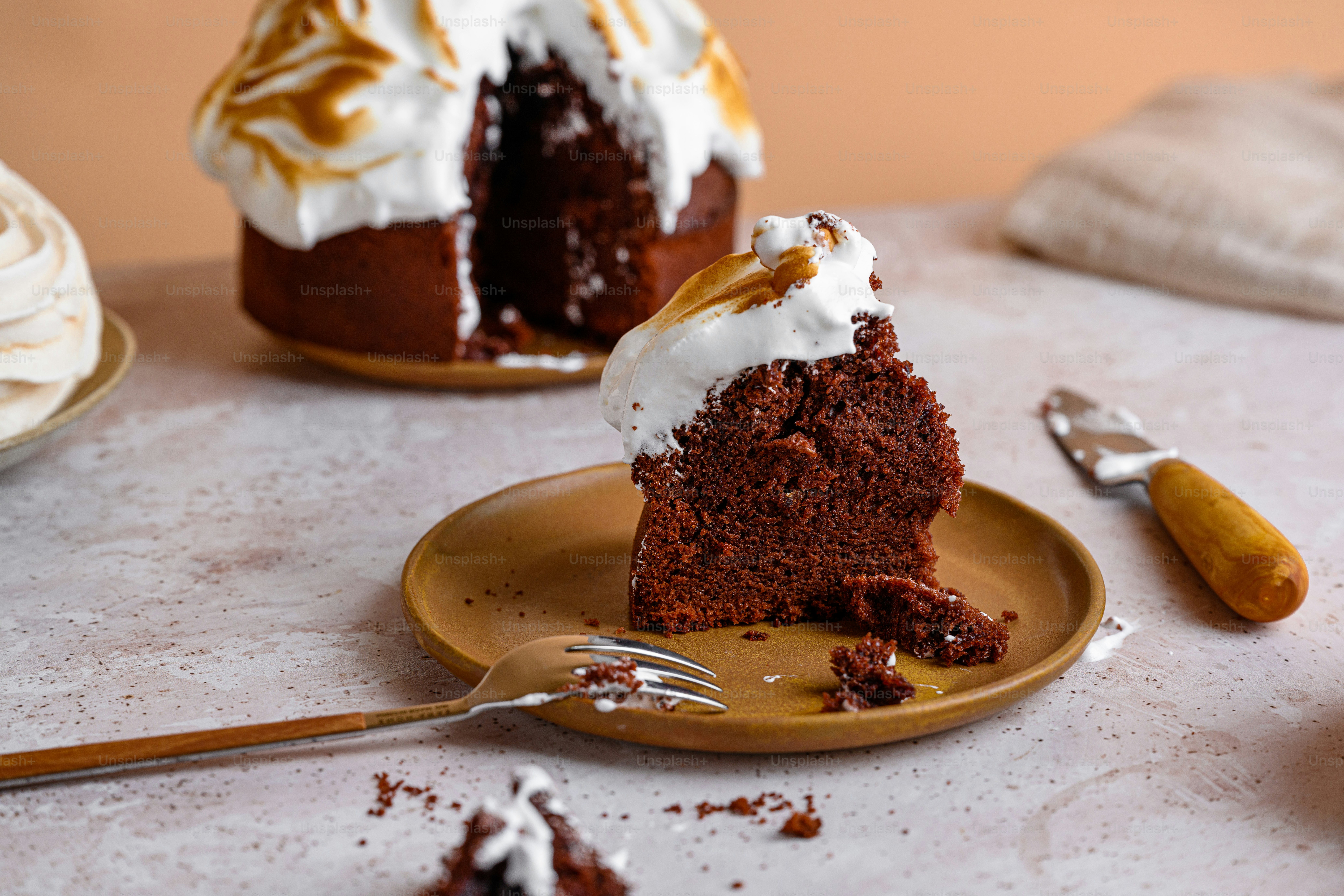 un morceau de gâteau sur une assiette avec une fourchette