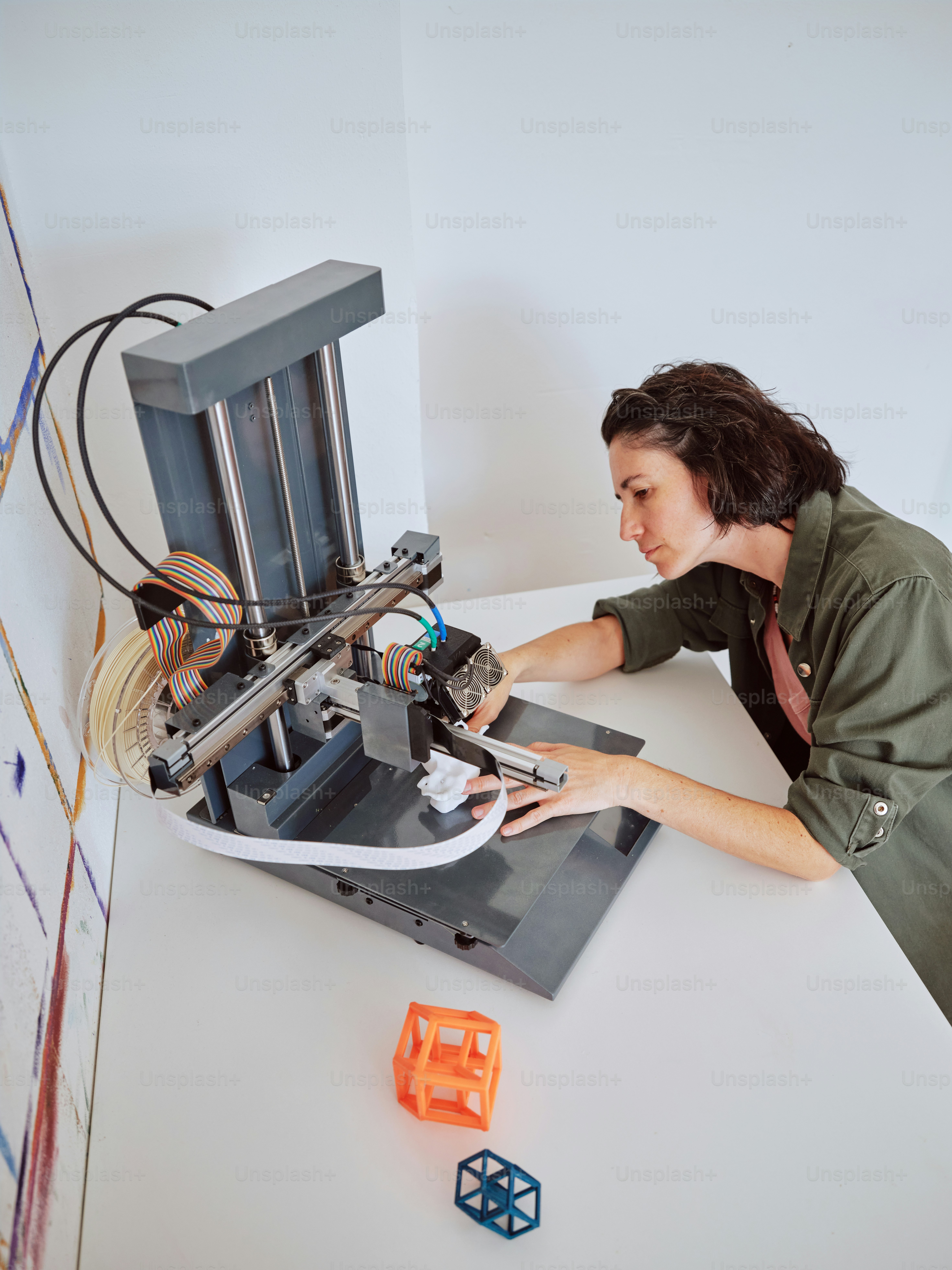A woman is working on a 3d printer photo – Technology Image on Unsplash