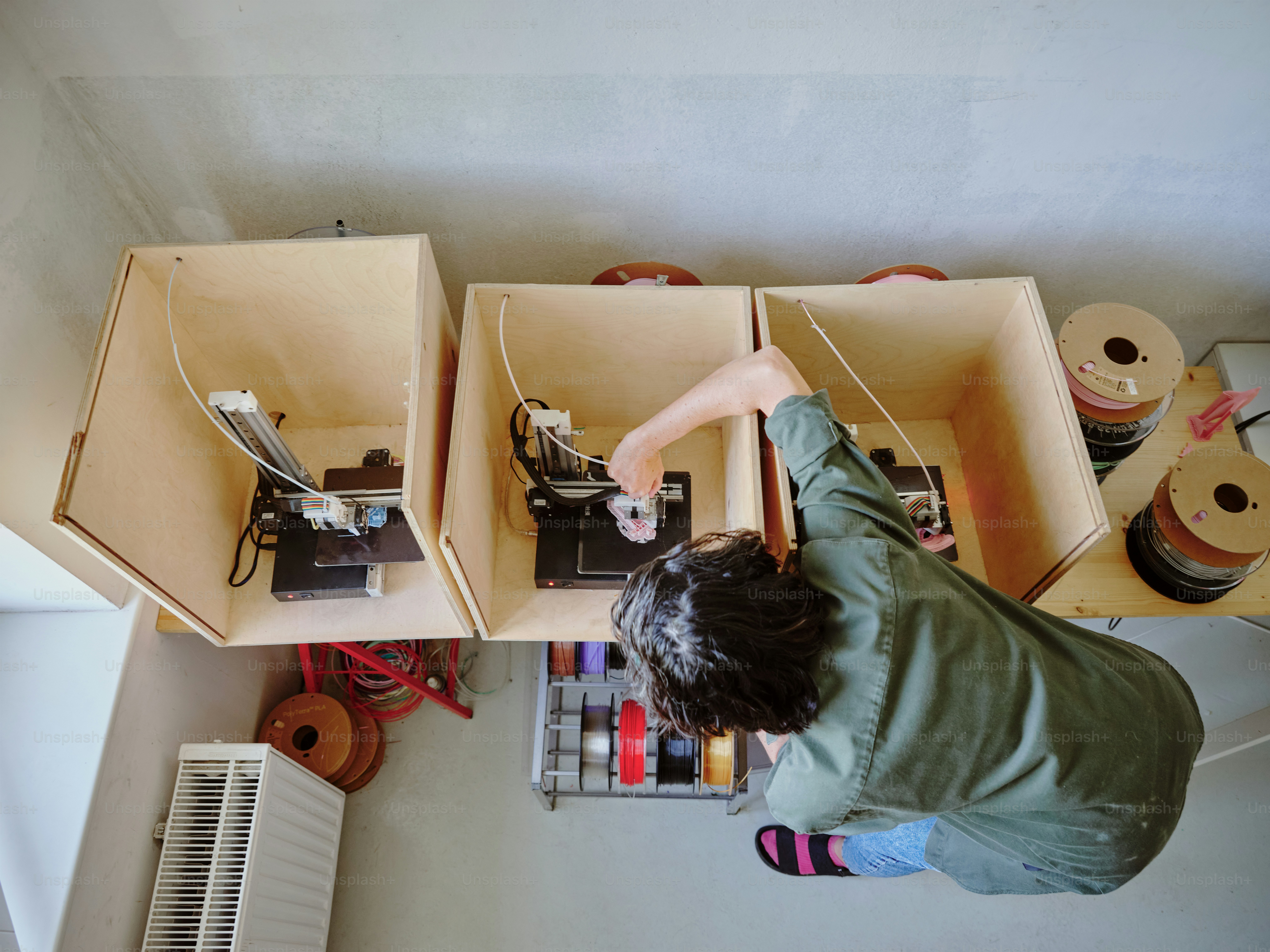 A man is working on a project in a box photo – Technology Image on Unsplash
