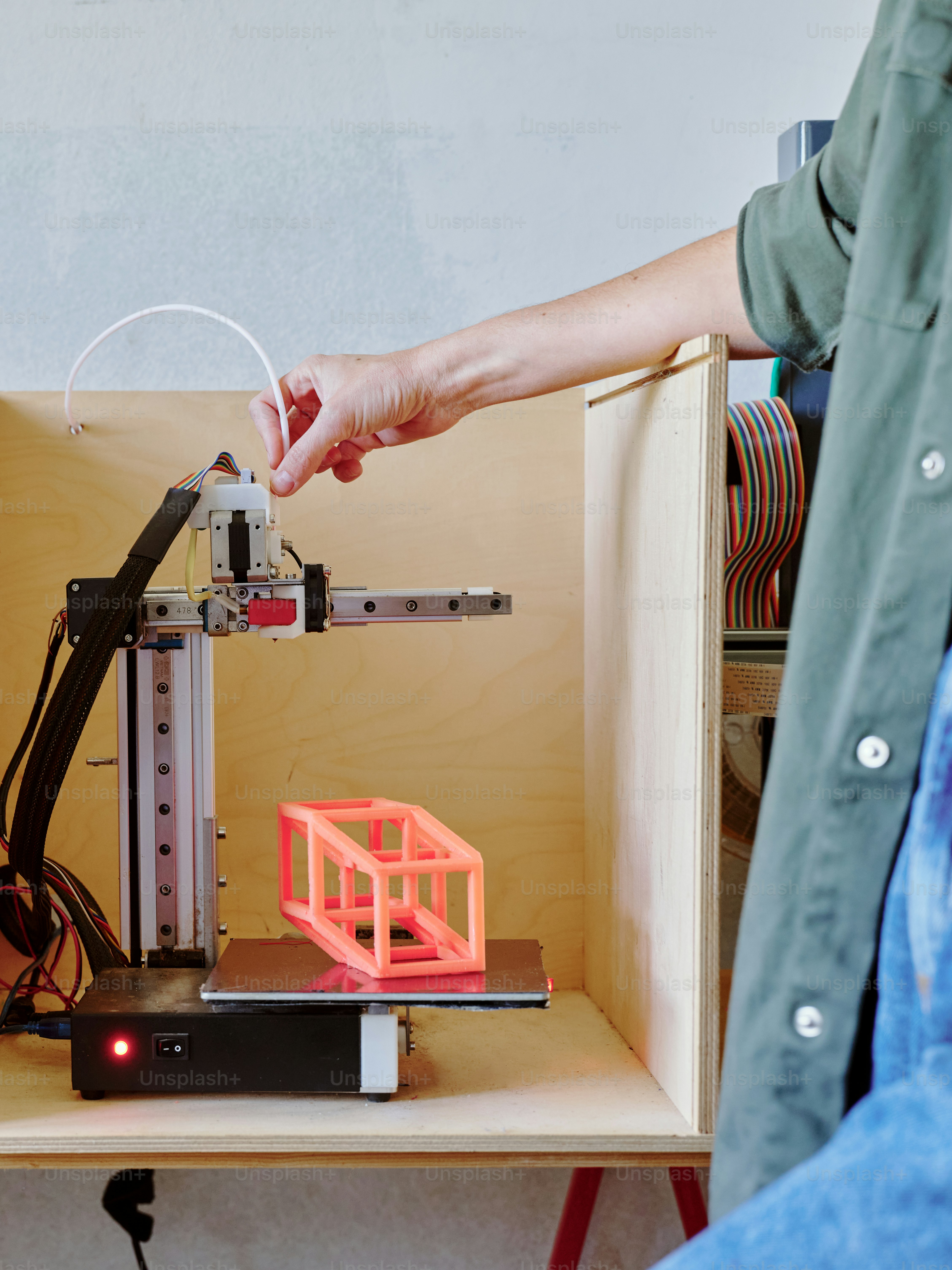 Una persona sta lavorando su una stampante 3D