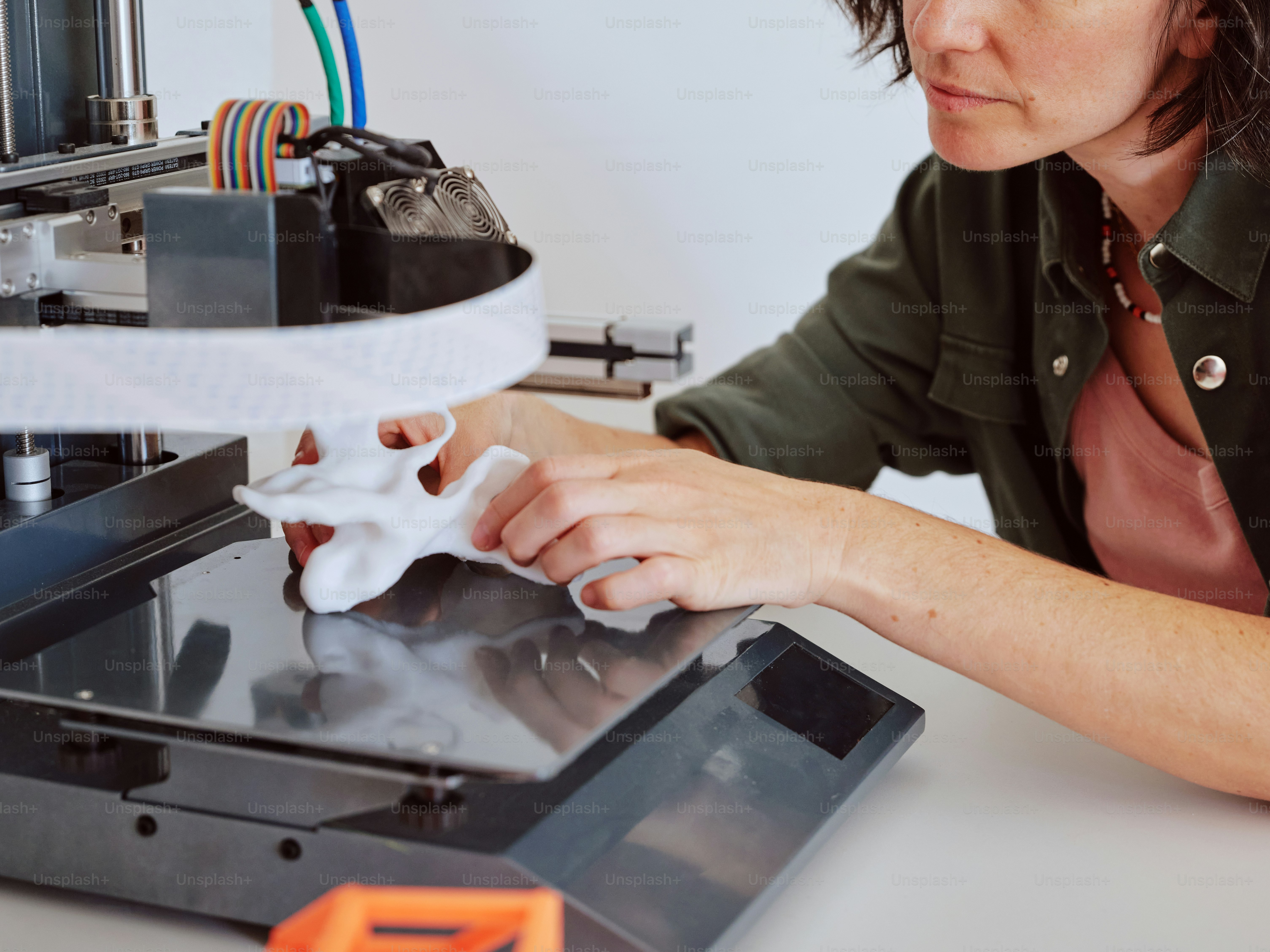 女性が3Dプリンターで作業している