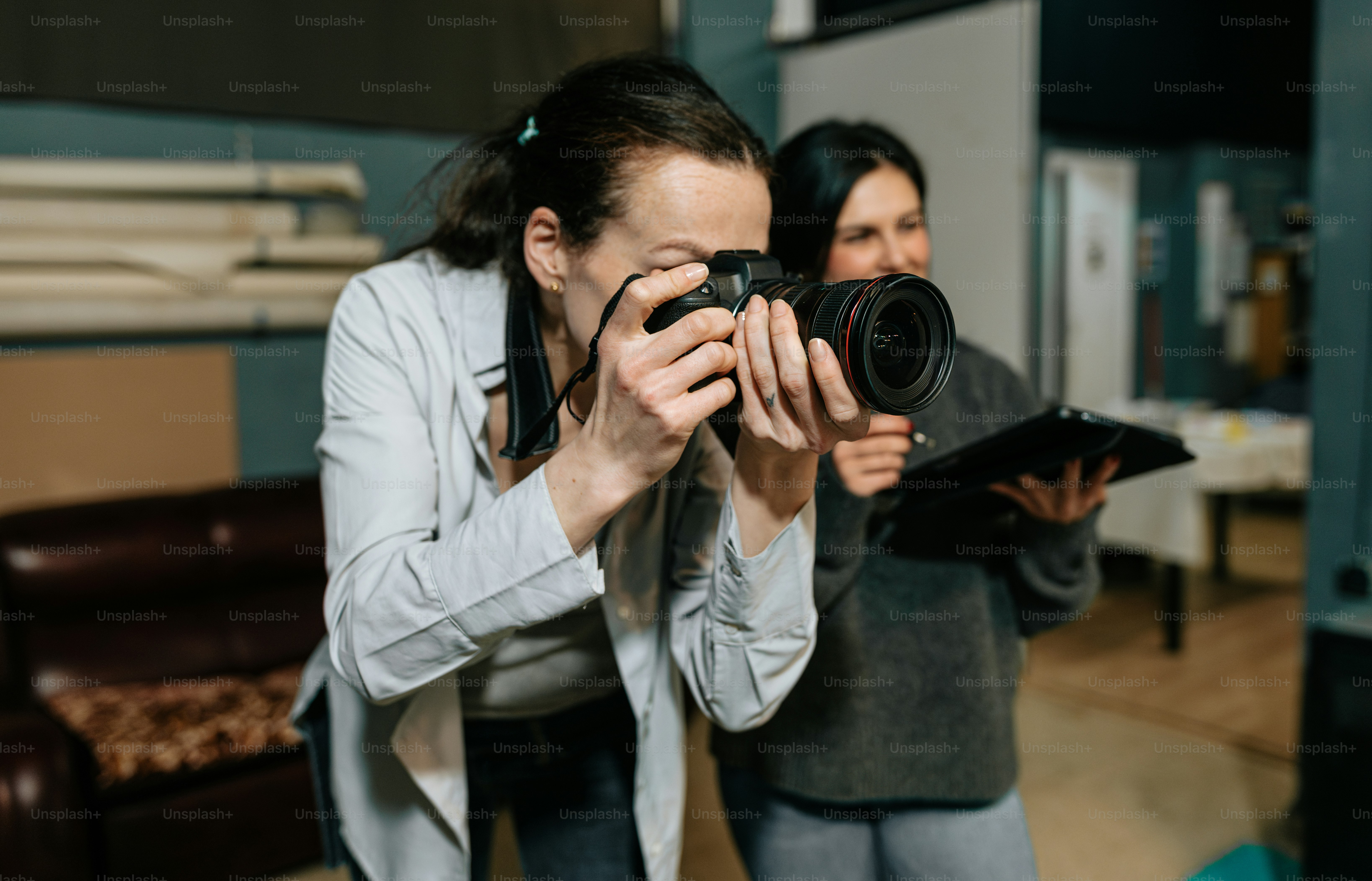 Eine Frau, die ein Foto von sich mit einer Kamera macht