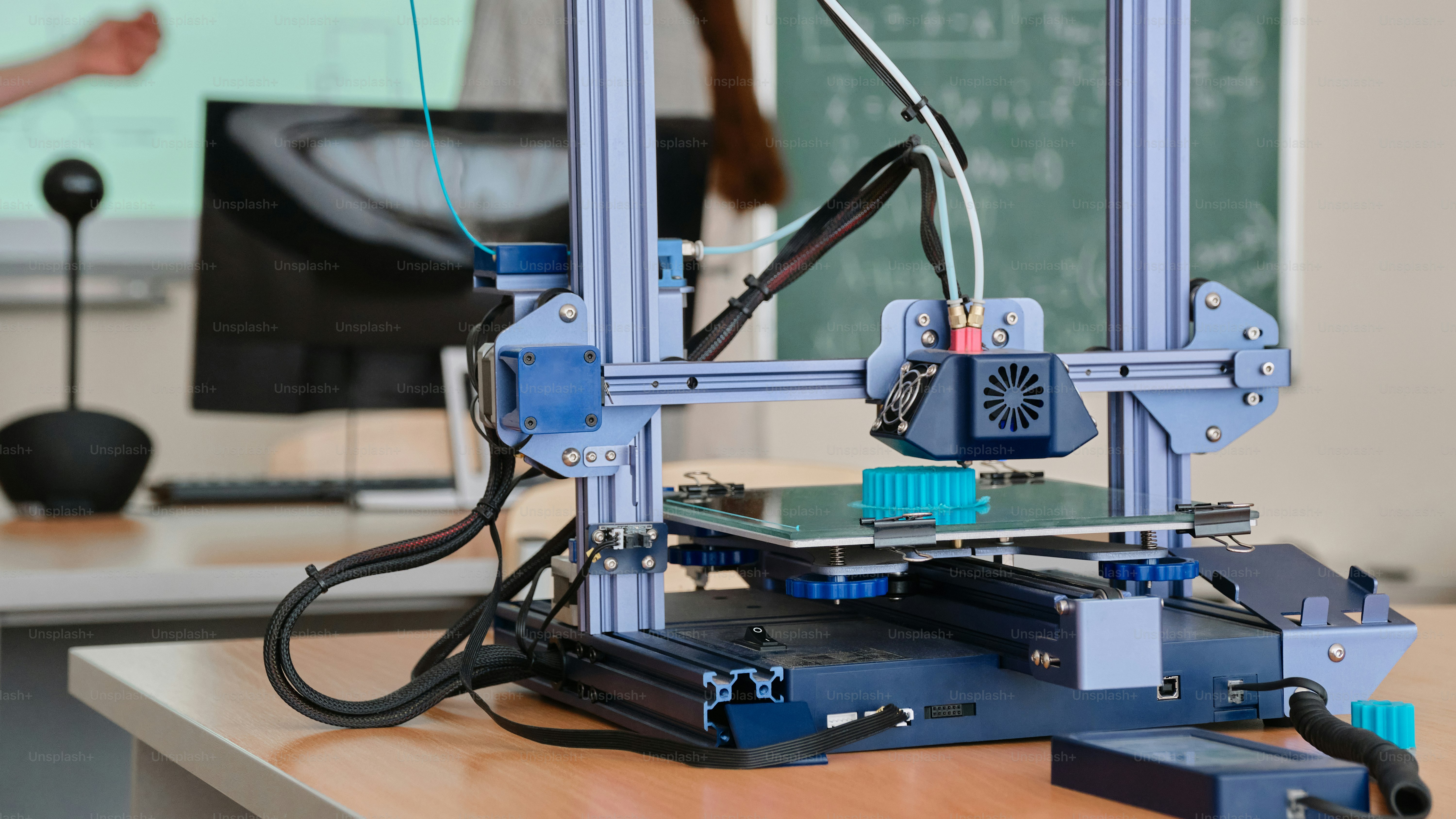 A machine that is sitting on a table photo – 3d printer Image on Unsplash