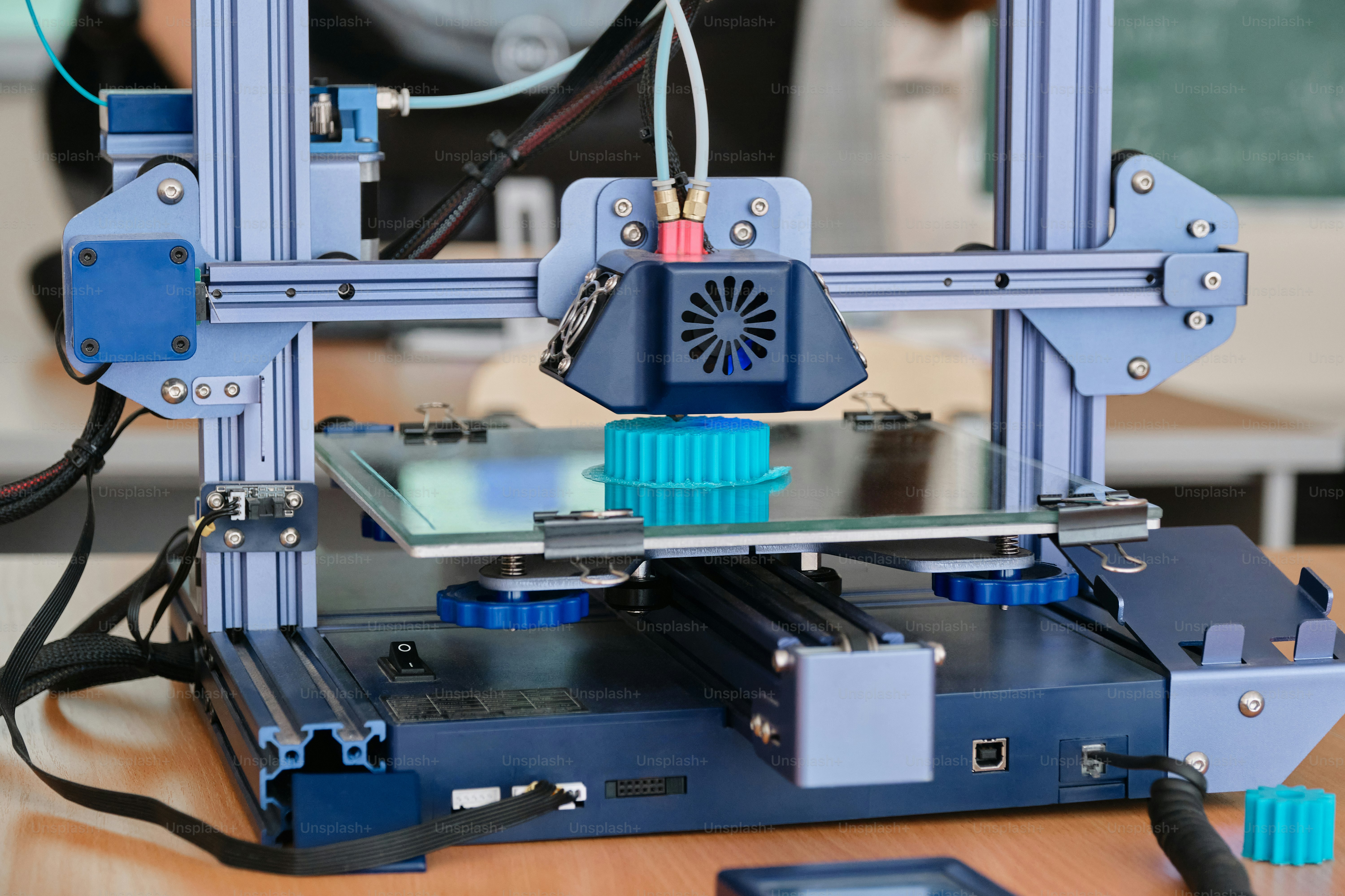 A machine that is sitting on a table photo – Technology Image on Unsplash
