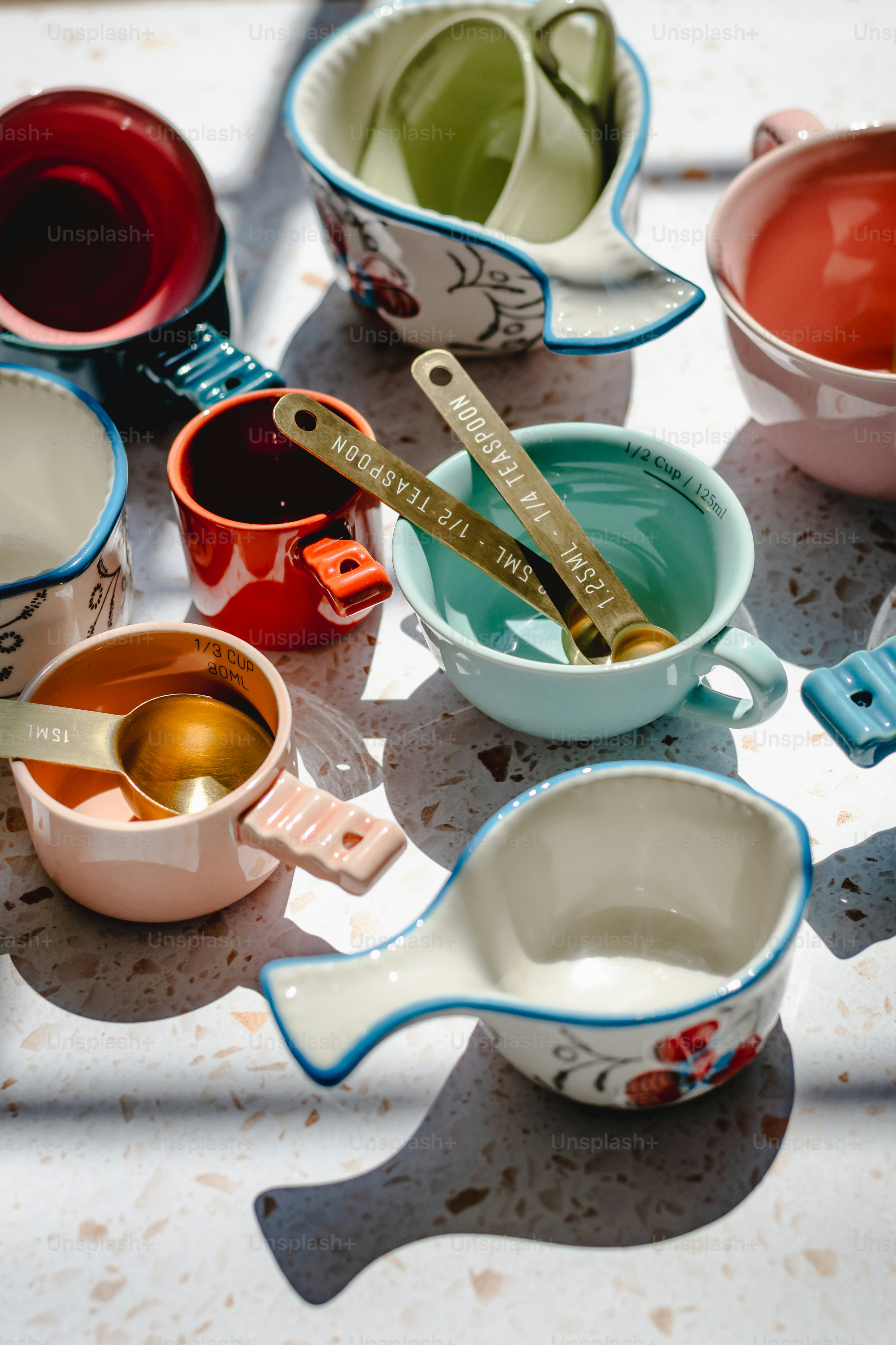 ein Tisch mit Schüsseln und Löffeln, die mit Flüssigkeit gefüllt sind