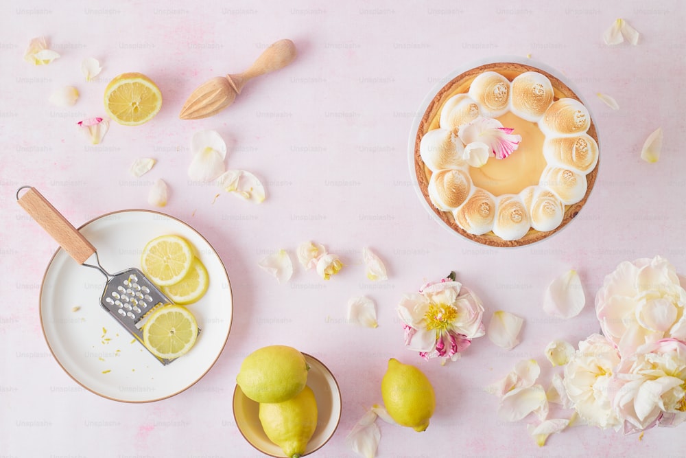 una mesa cubierta con un pastel cubierto de limones
