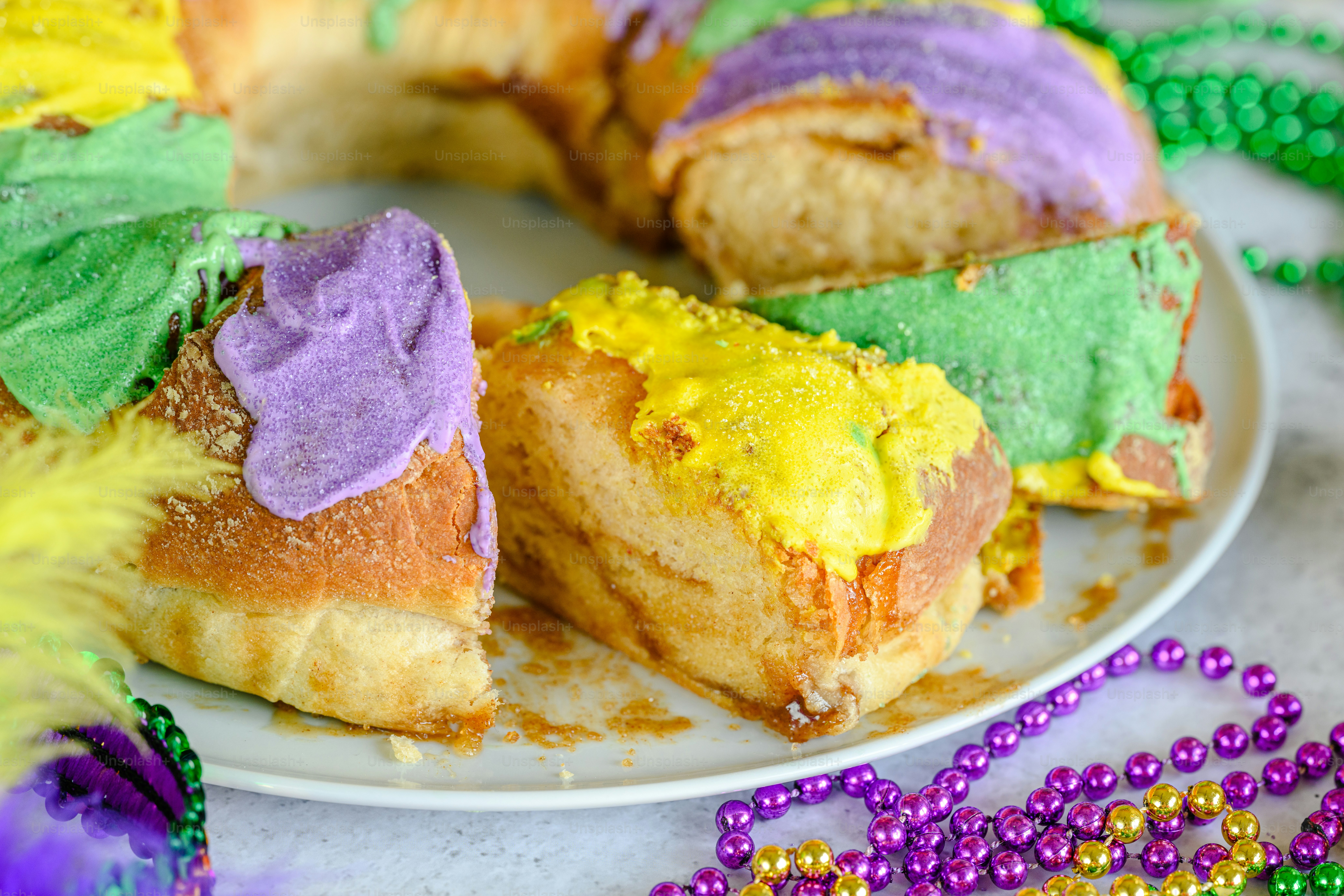 piring dengan kue yang telah dipotong menjadi dua