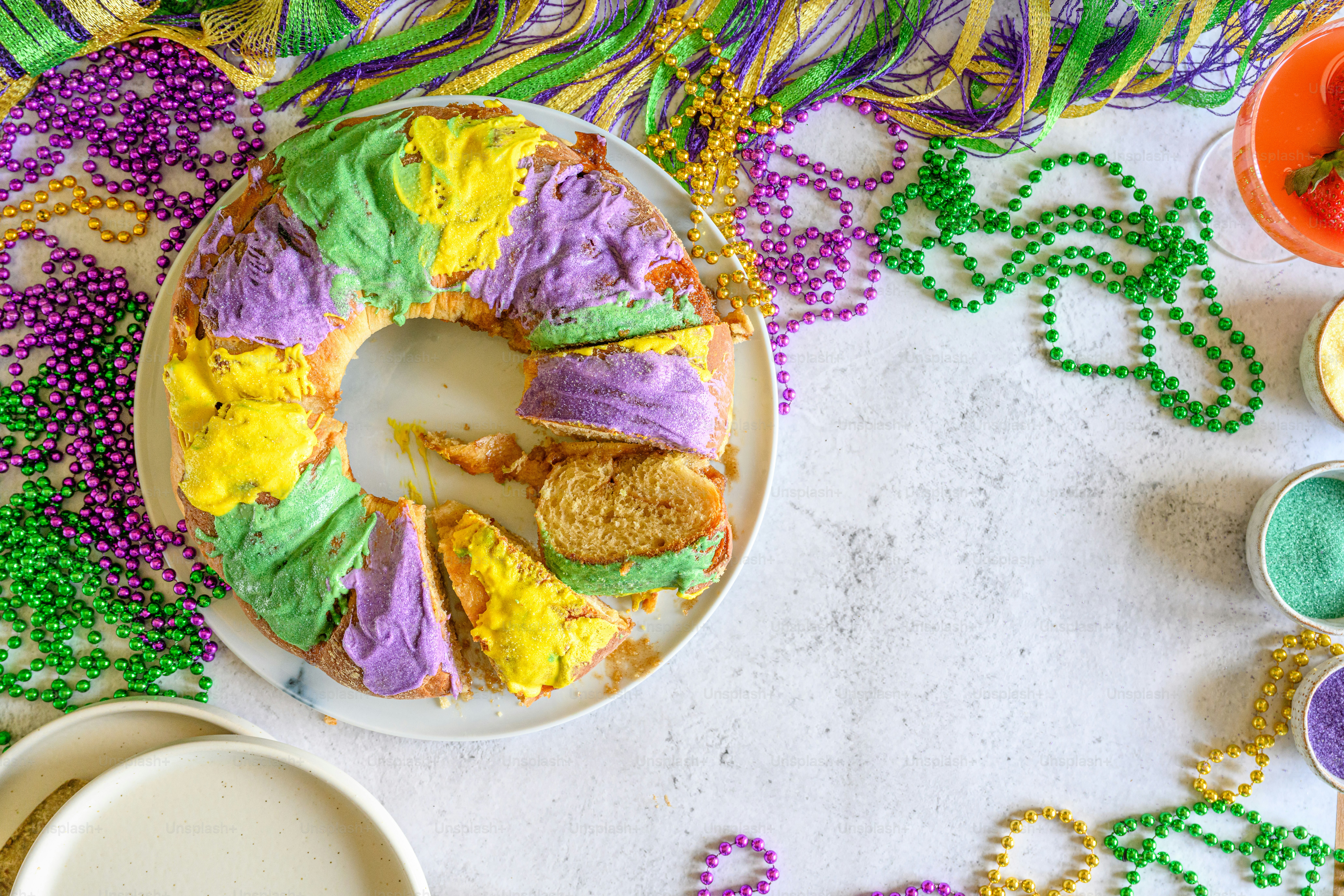 un gâteau avec un glaçage coloré sur une assiette