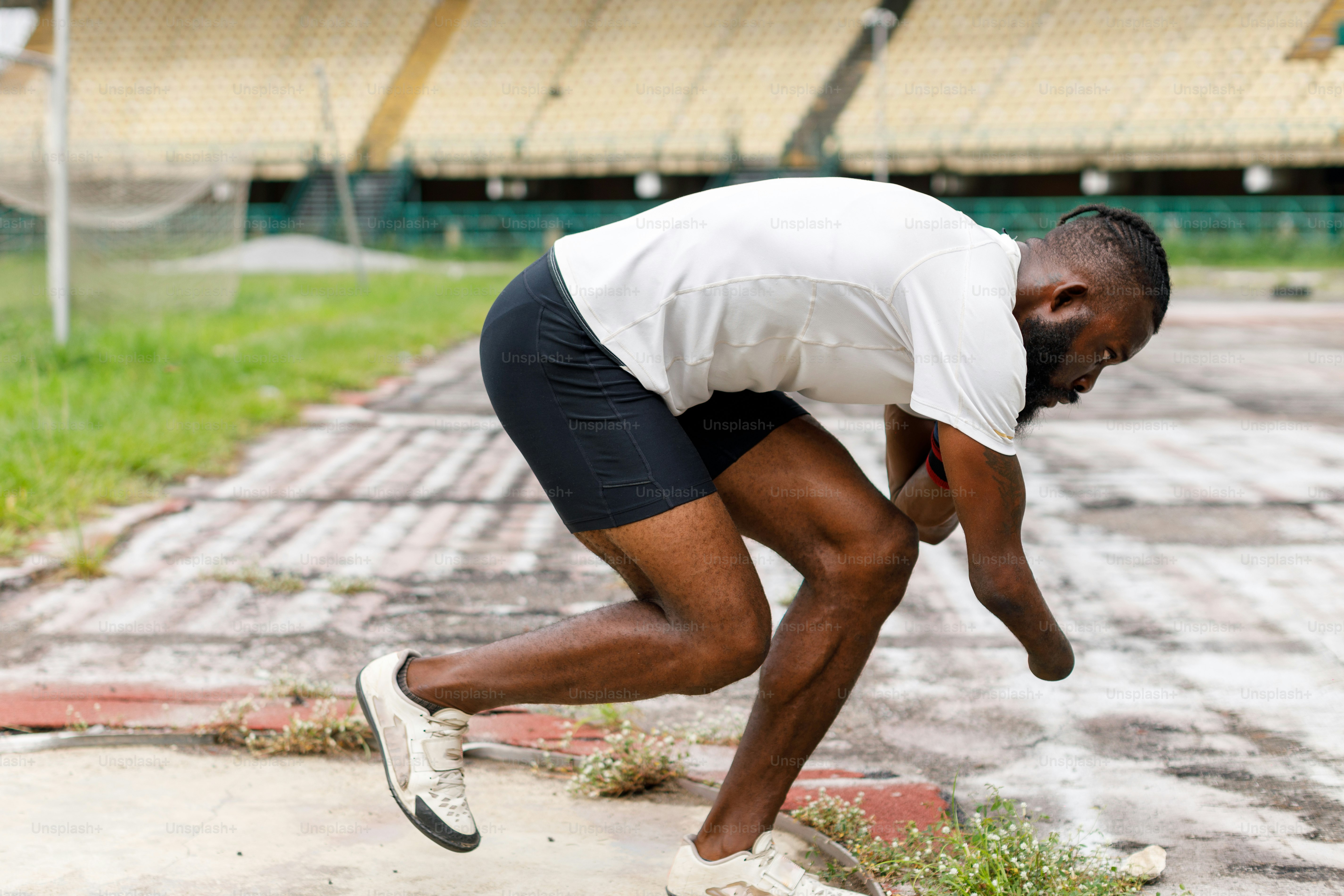 ein Mann in einem weißen Hemd und schwarzen Shorts