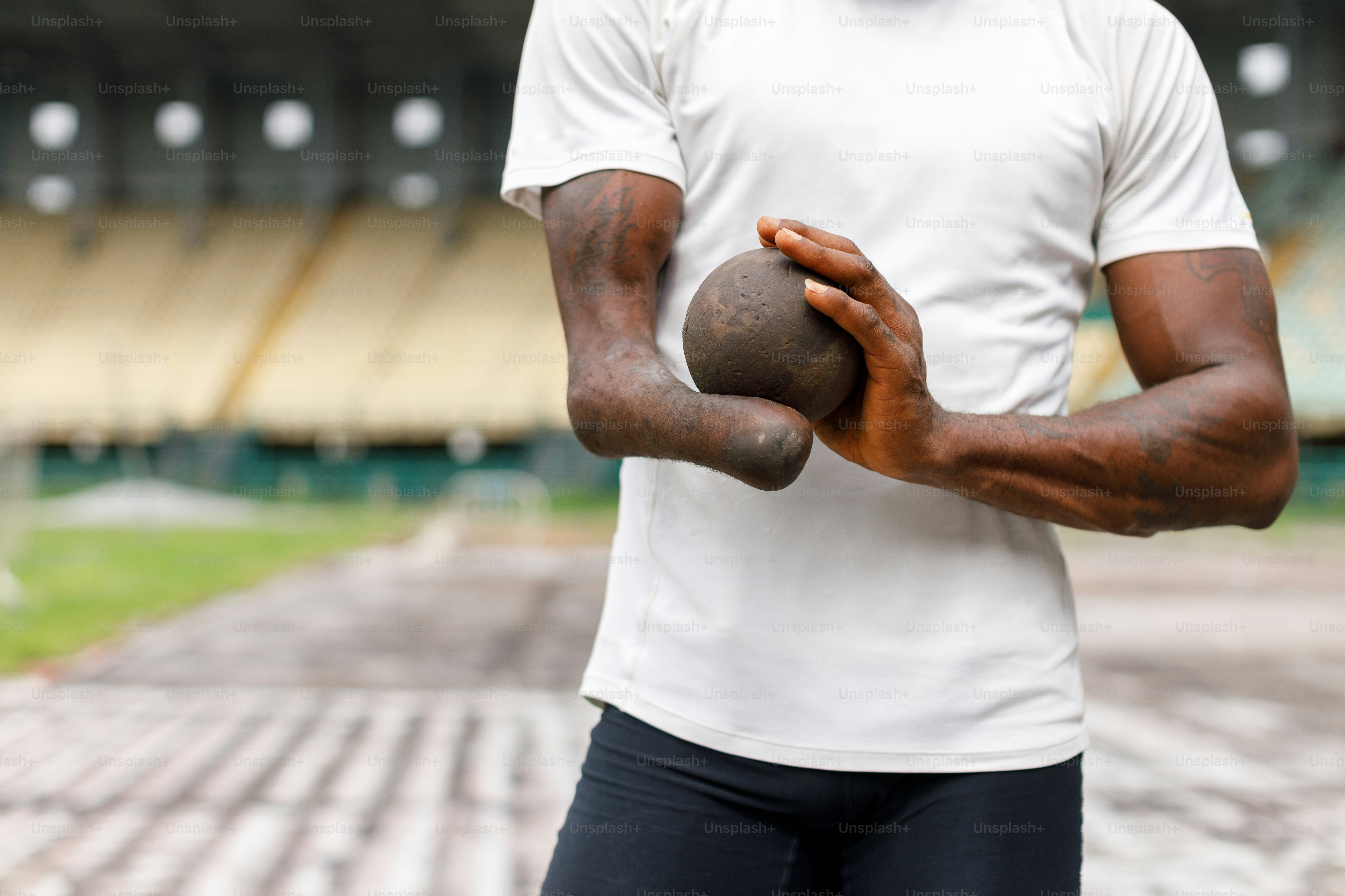 um homem segurando uma bola nas mãos