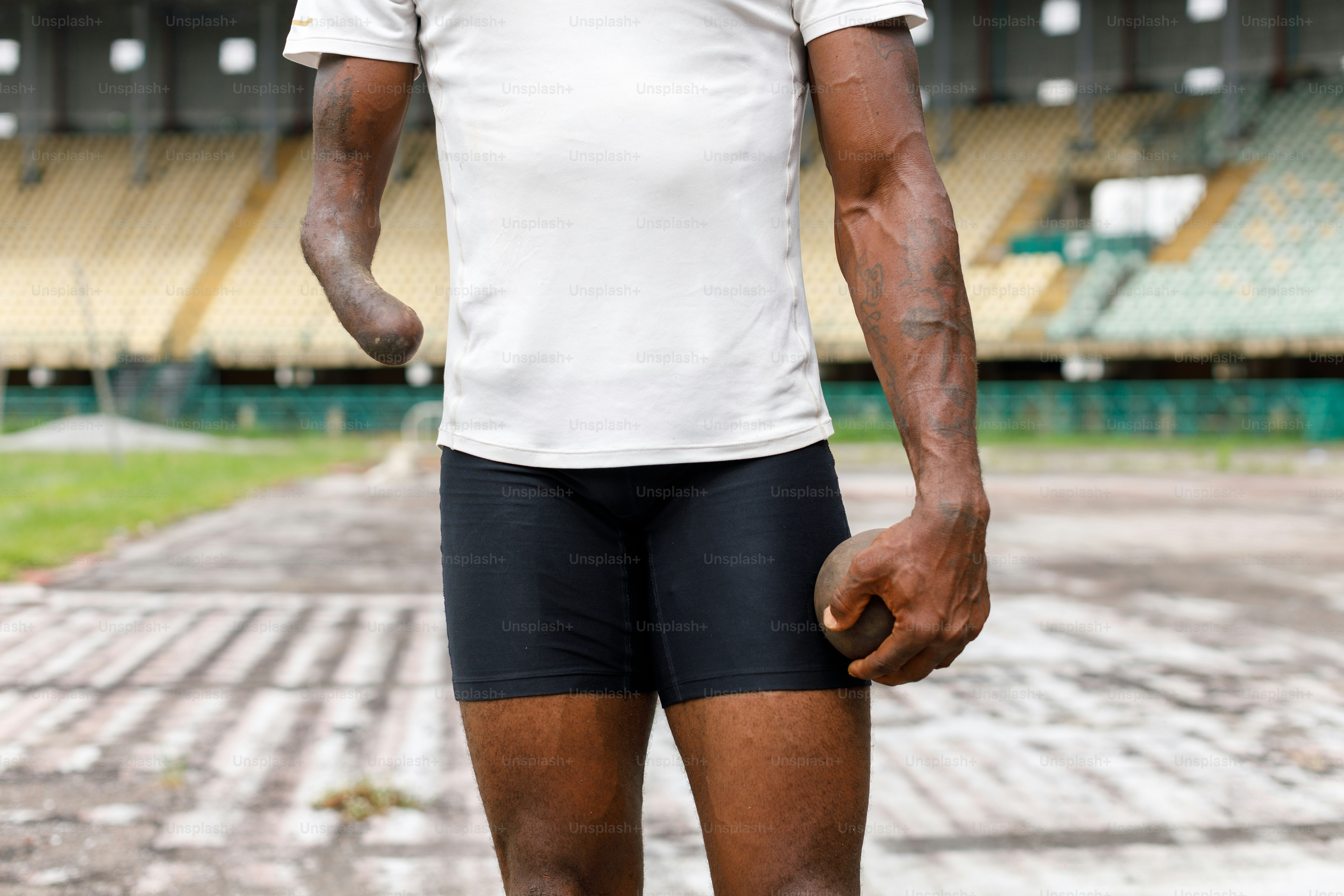 ein Mann in einem weißen Hemd und schwarzen Shorts