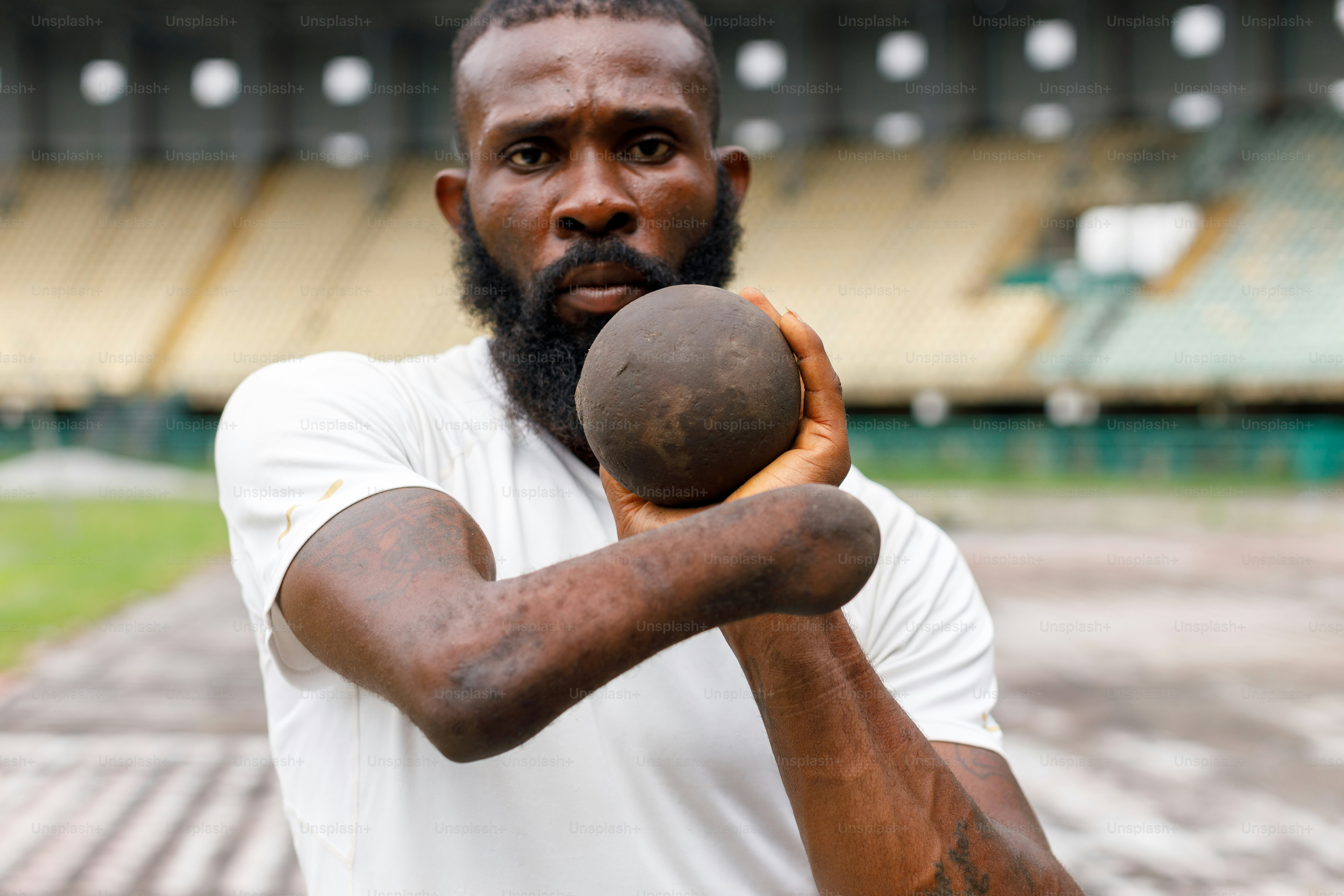 ein Mann, der einen Ball in der rechten Hand hält