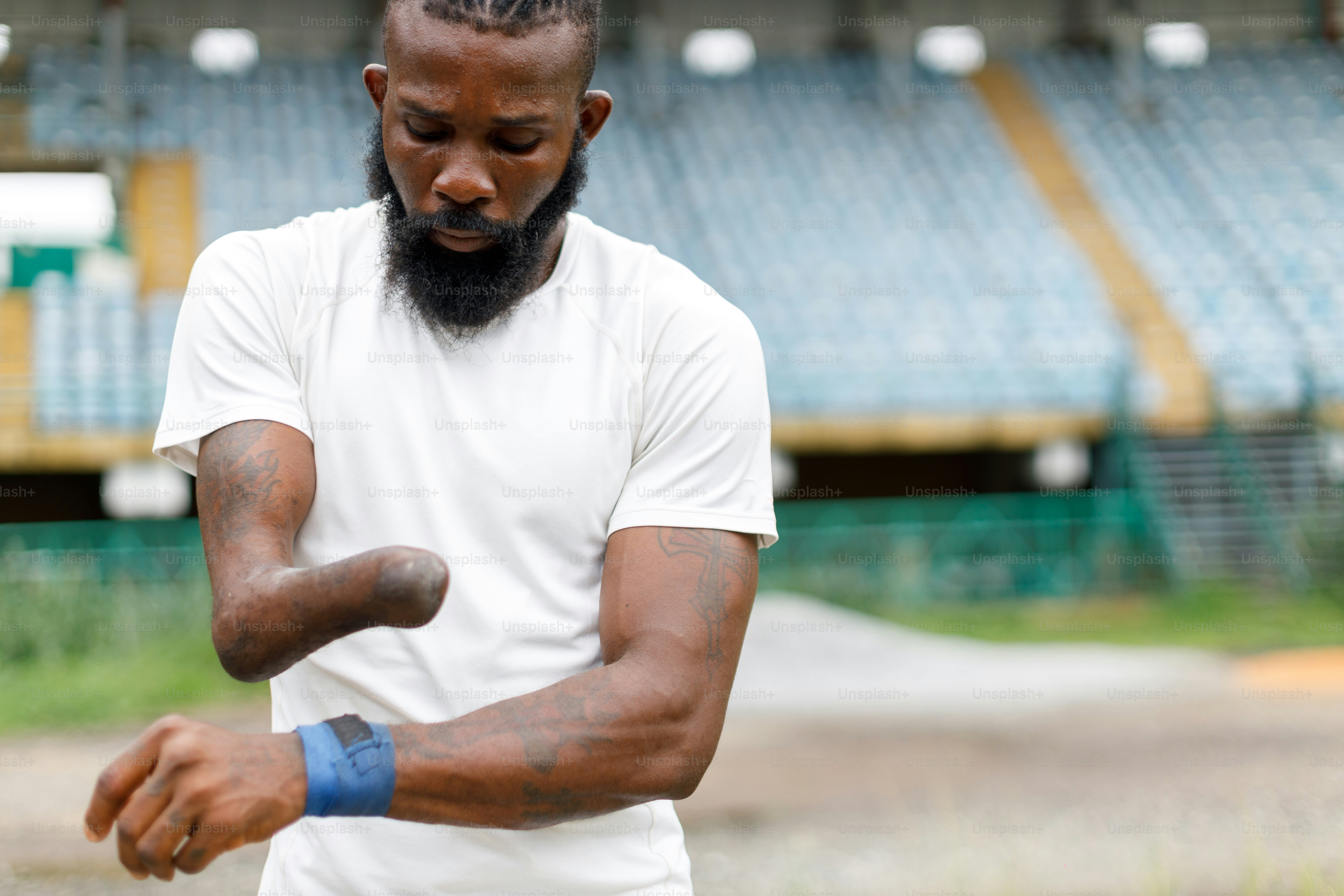 ein Mann mit einem Tennisschläger auf einem Tennisplatz