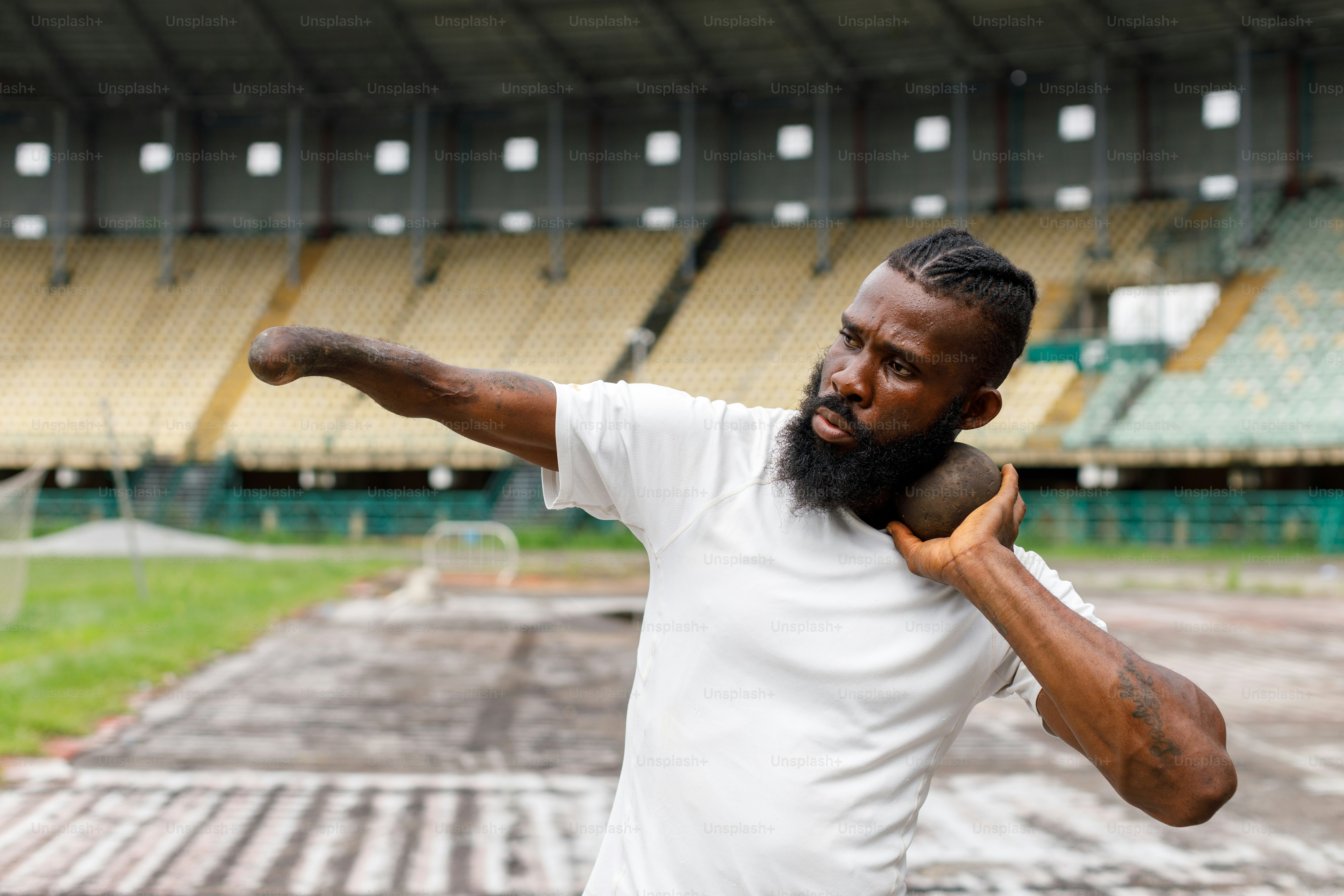 Ein Mann mit einem Baseballschläger in einem Stadion