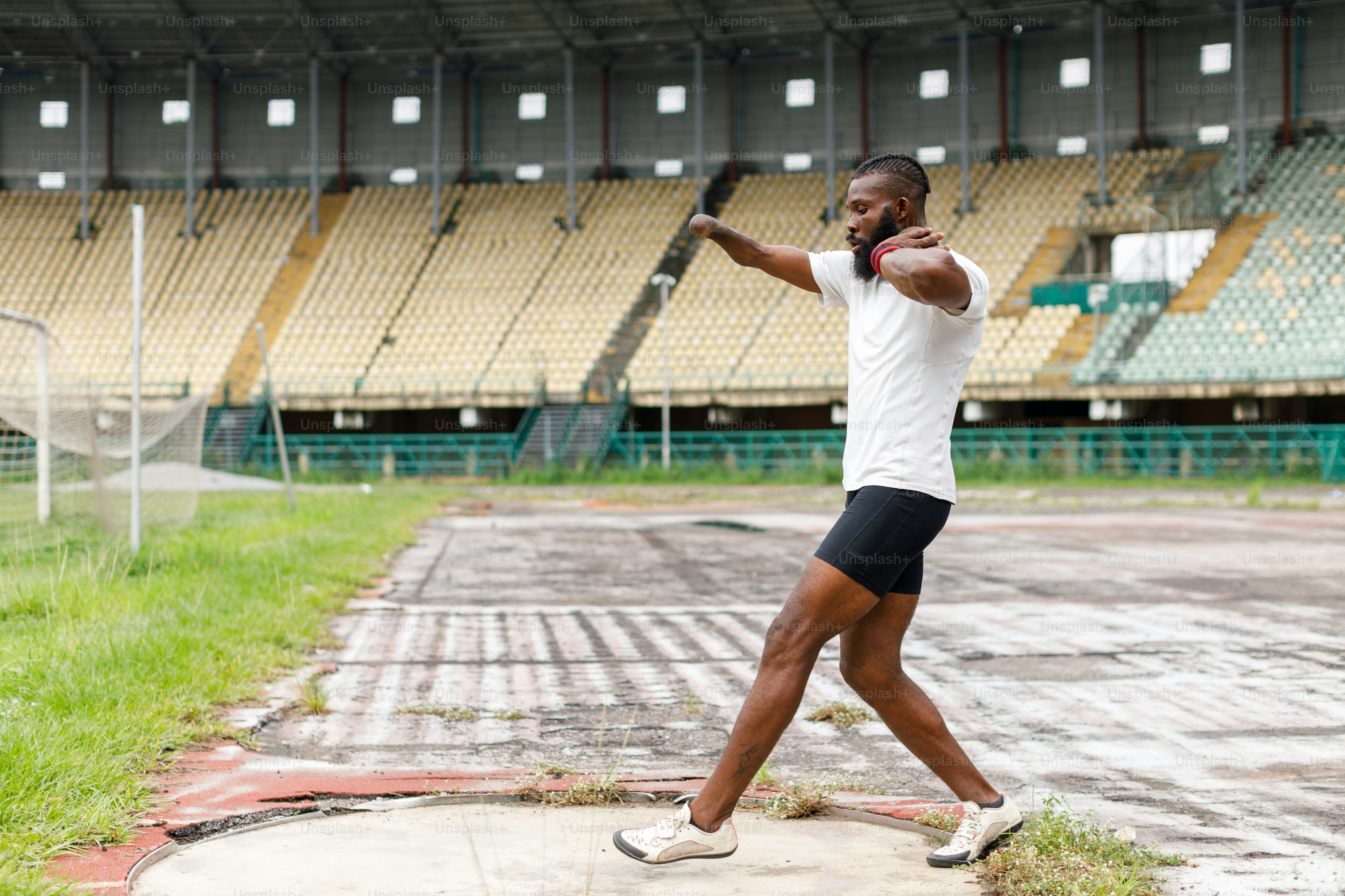 ein Mann mit einem Tennisschläger auf einem Tennisplatz