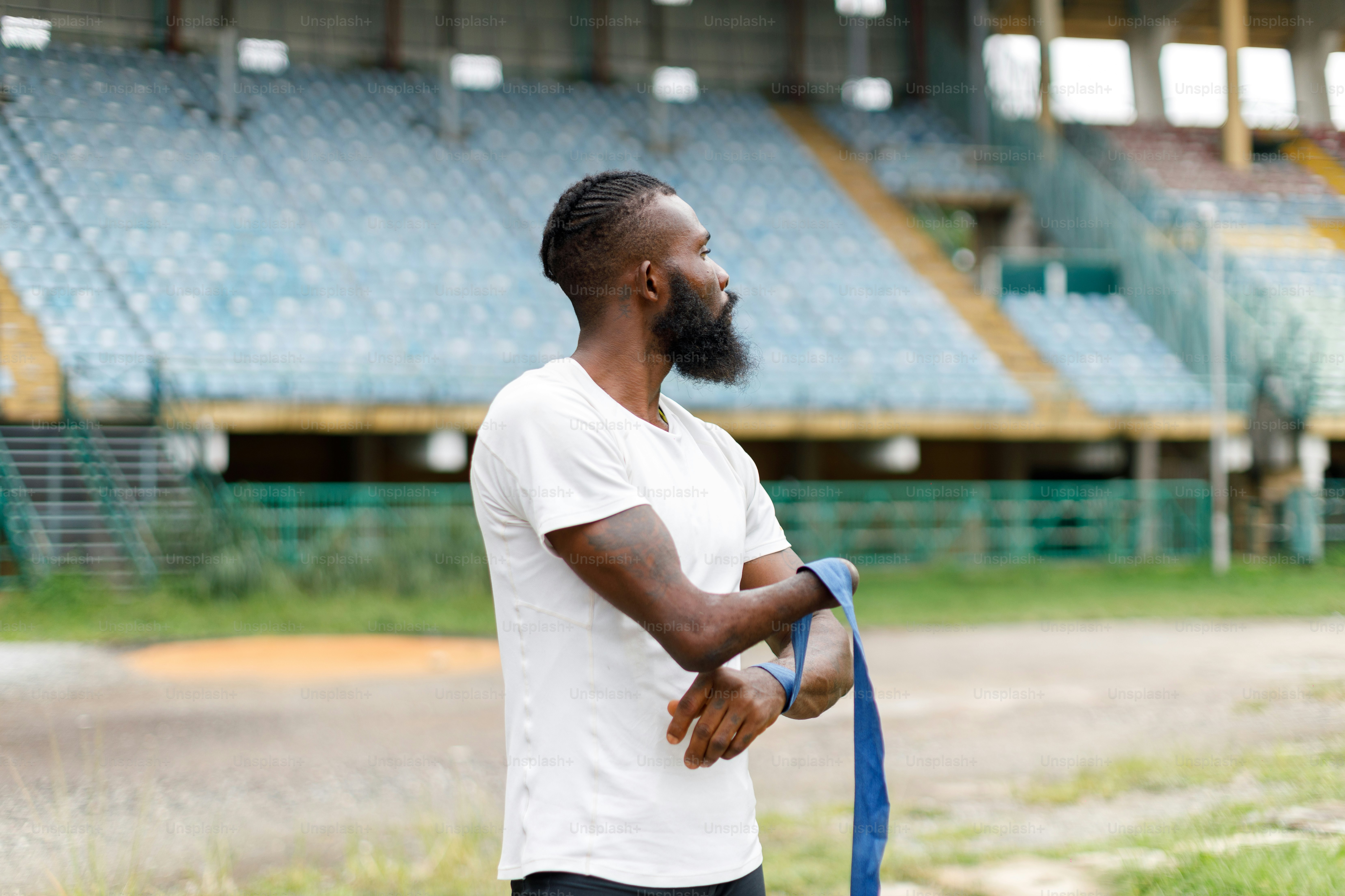 ein Mann mit Bart, der ein blaues Band hält