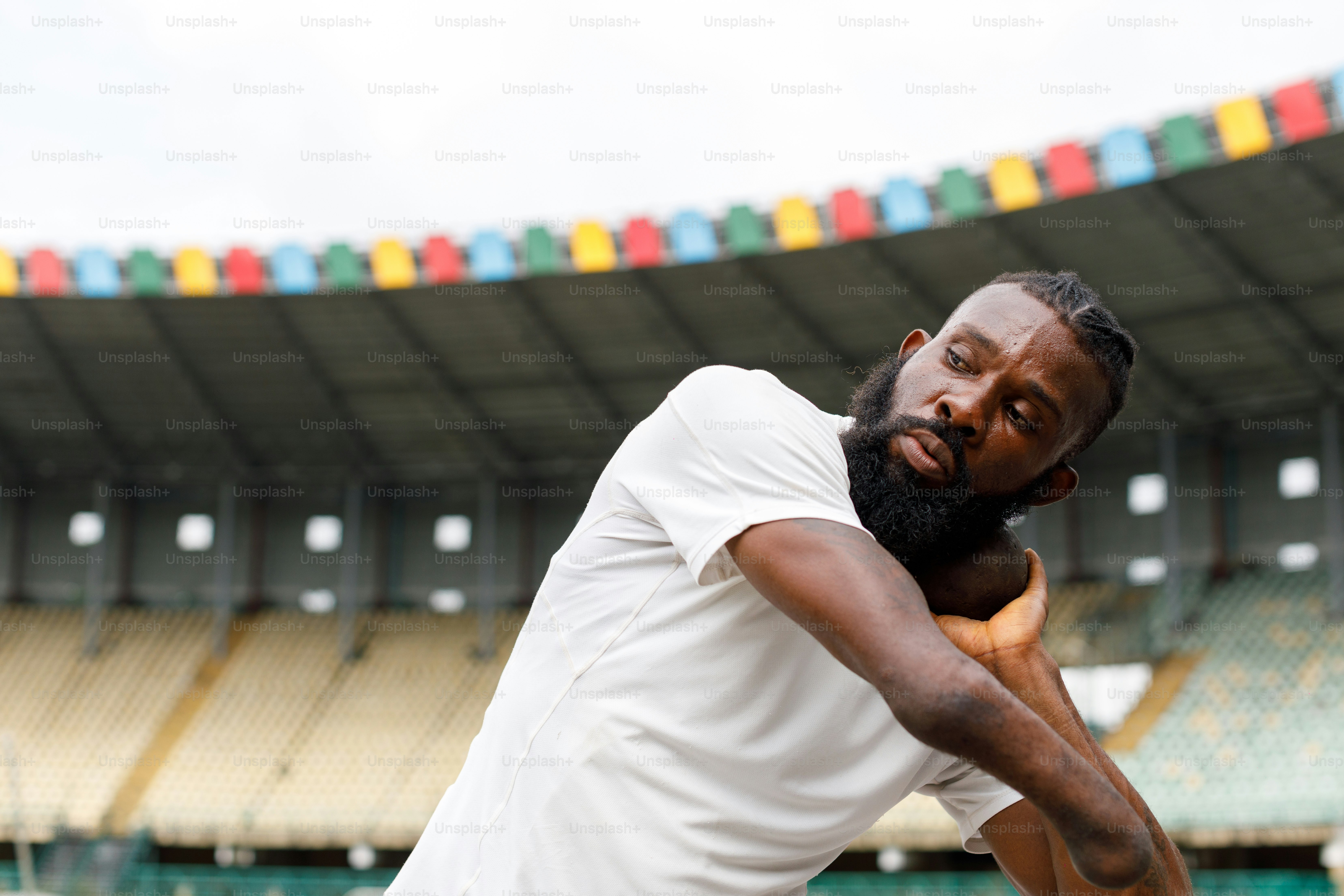 ein Mann mit einem Tennisschläger auf einem Tennisplatz