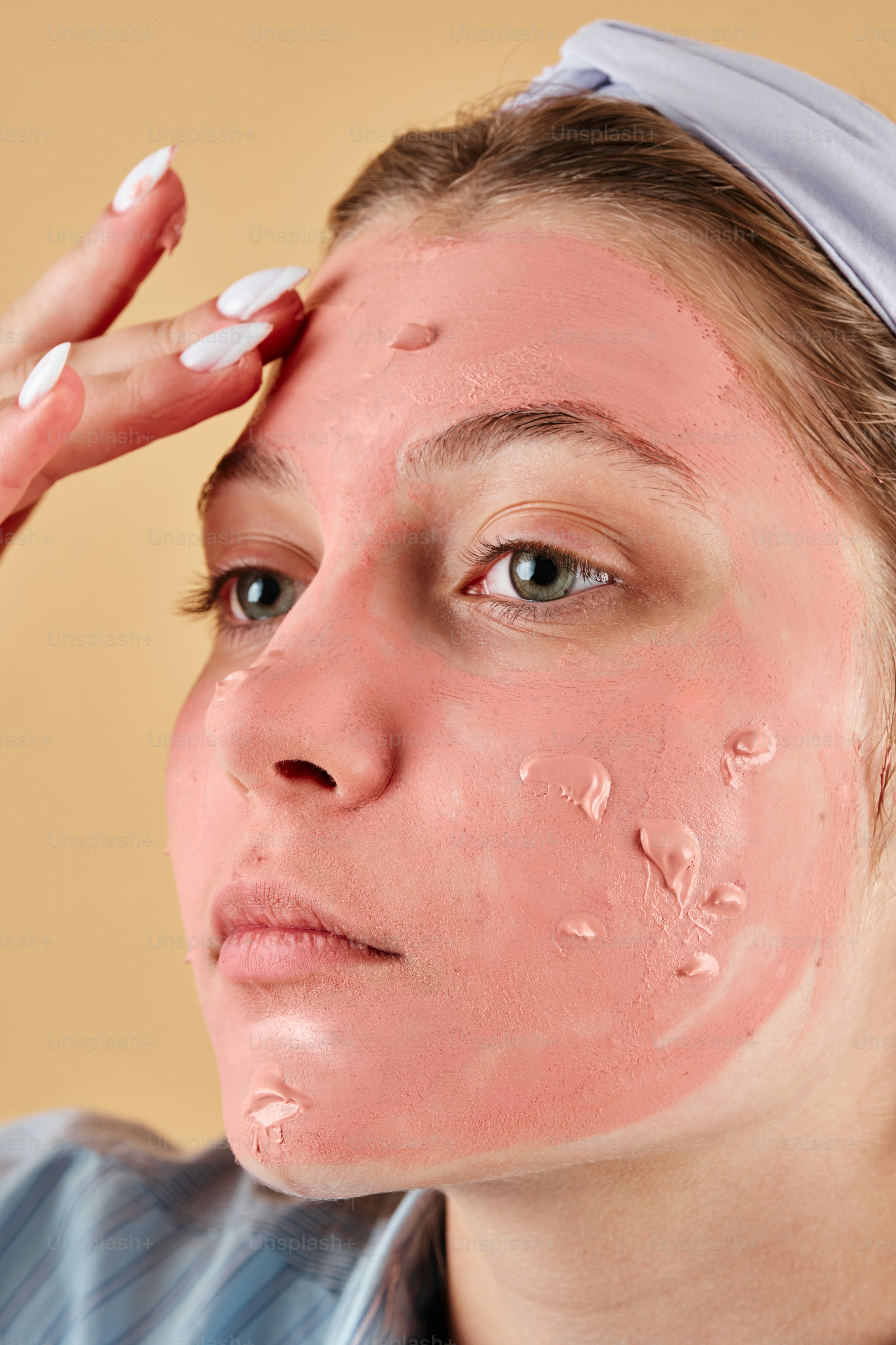 eine Frau mit einem Peeling im Gesicht