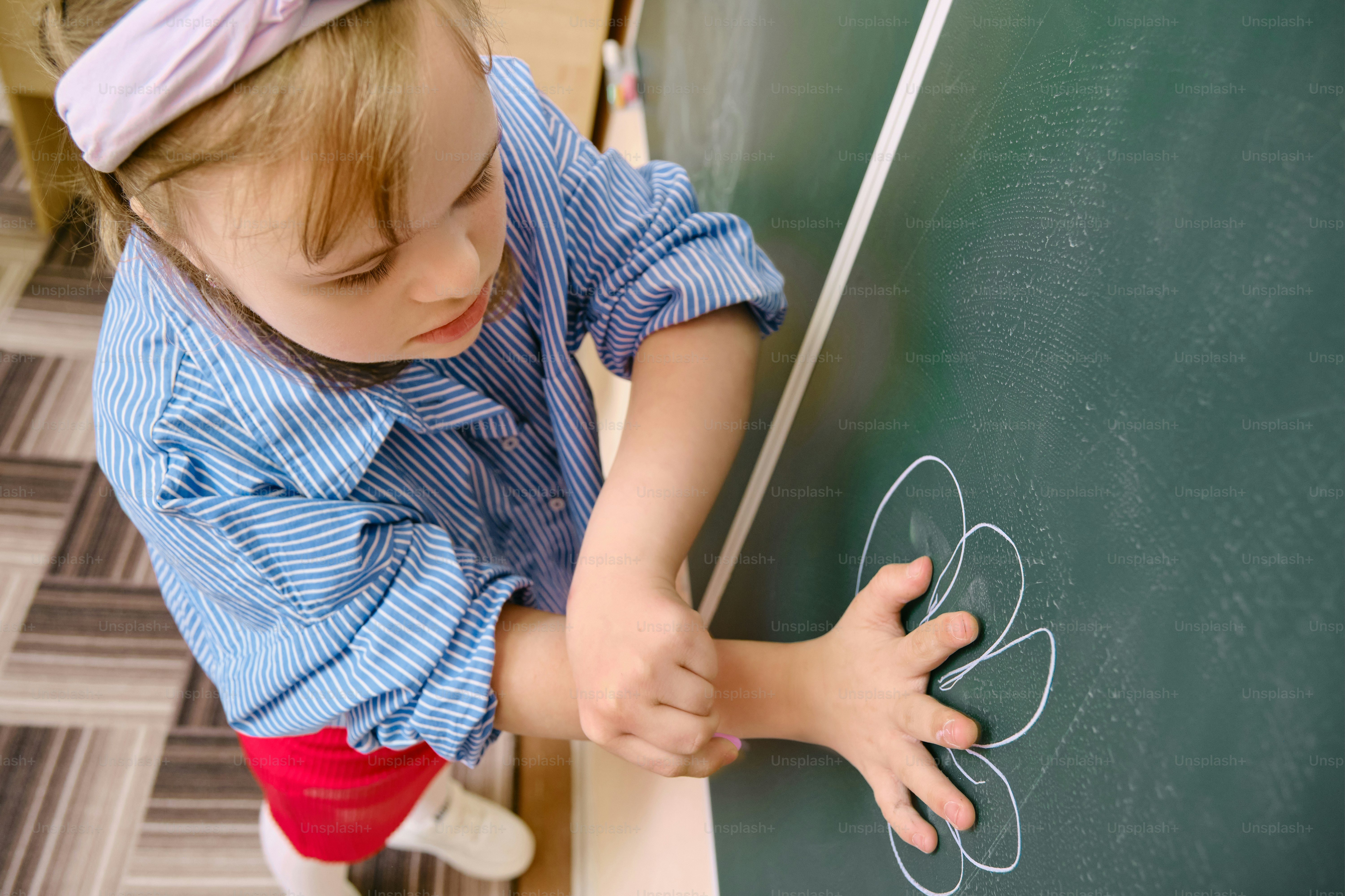 a child with Down's syndrome does art therapy