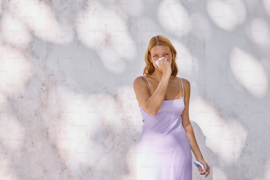 Donna in abito elegante che riflette prima del matrimonio