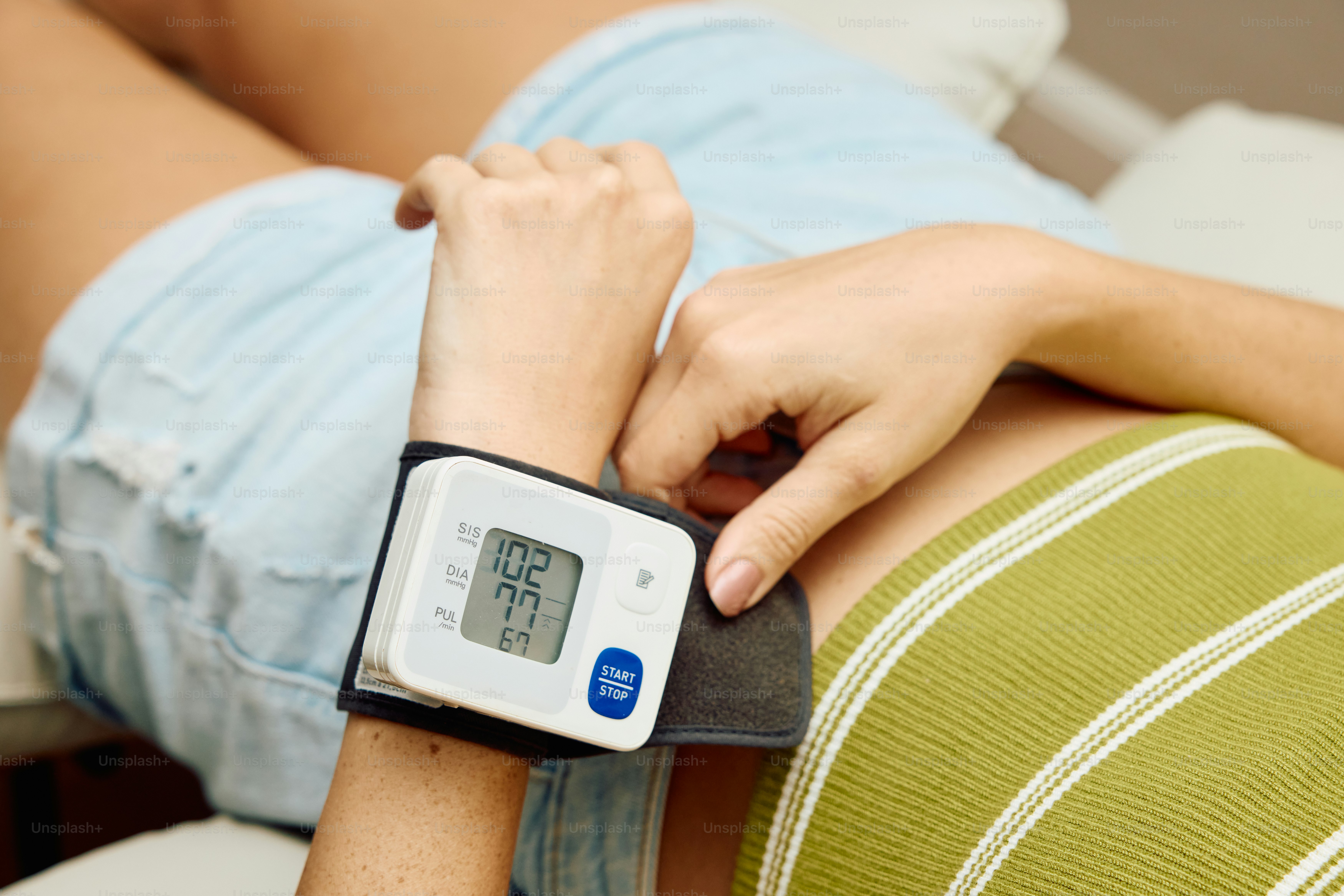 una persona acostada en una cama con un termómetro