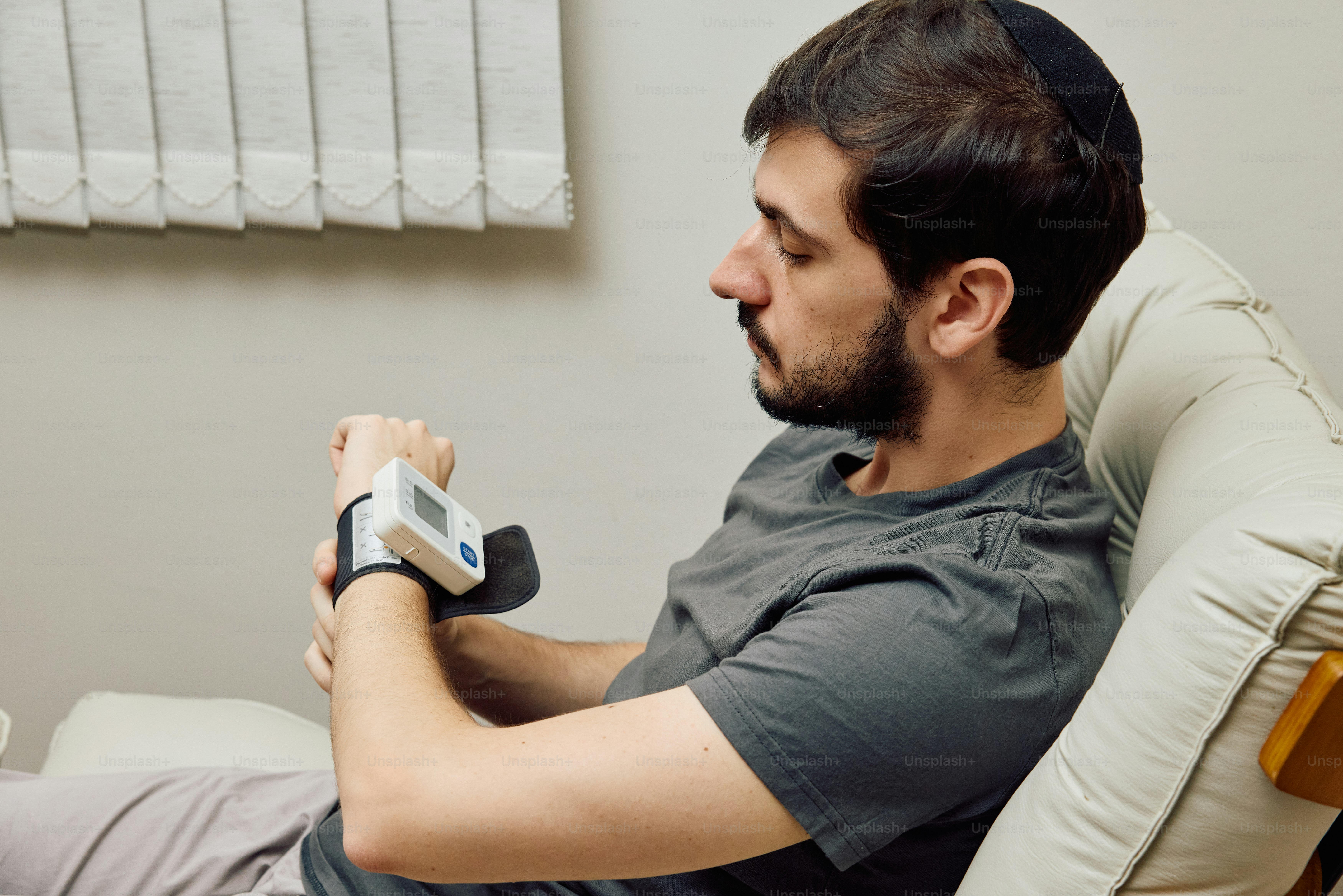 Un hombre sentado en una silla sosteniendo un control remoto