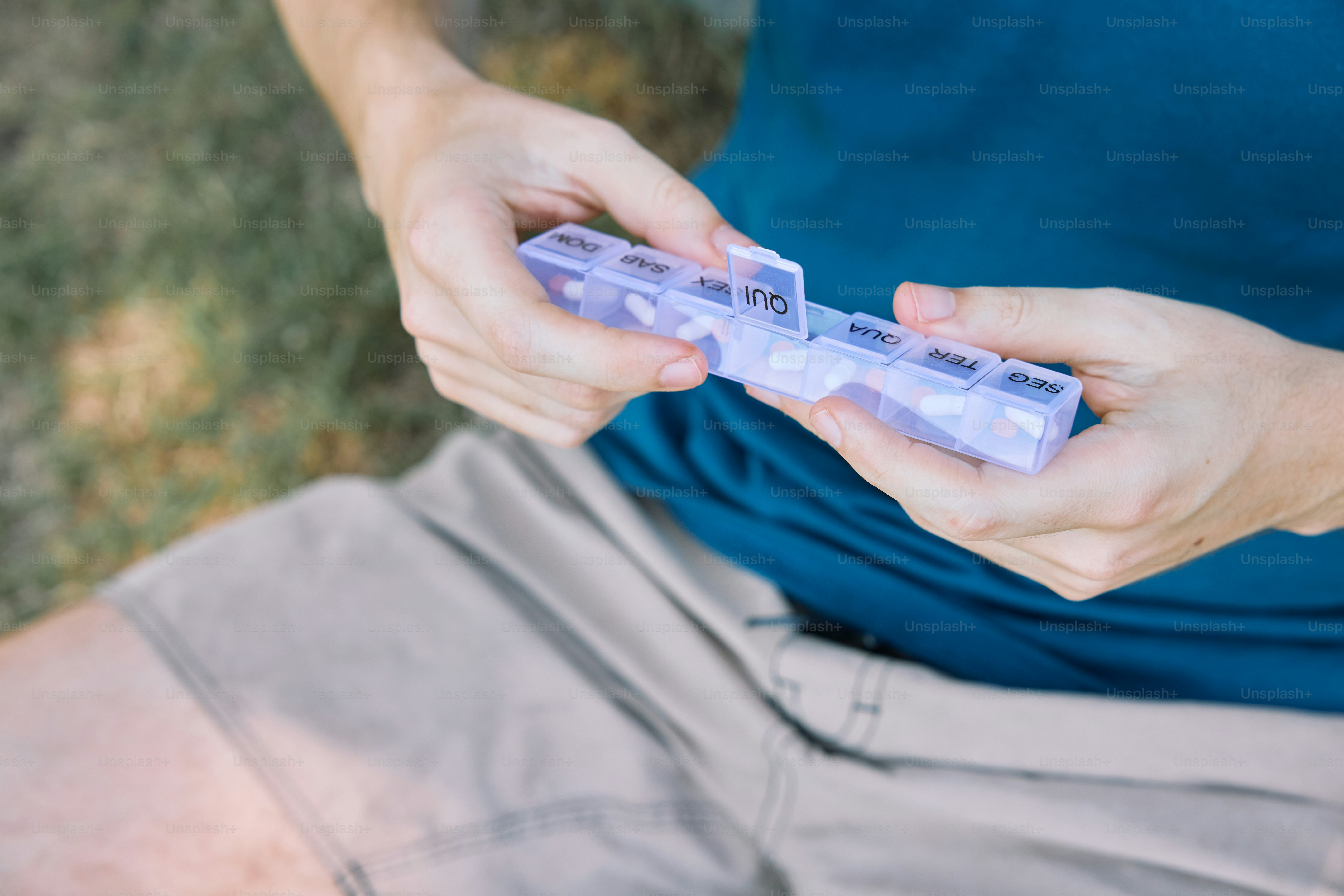 una persona sosteniendo dos recipientes de plástico en sus manos