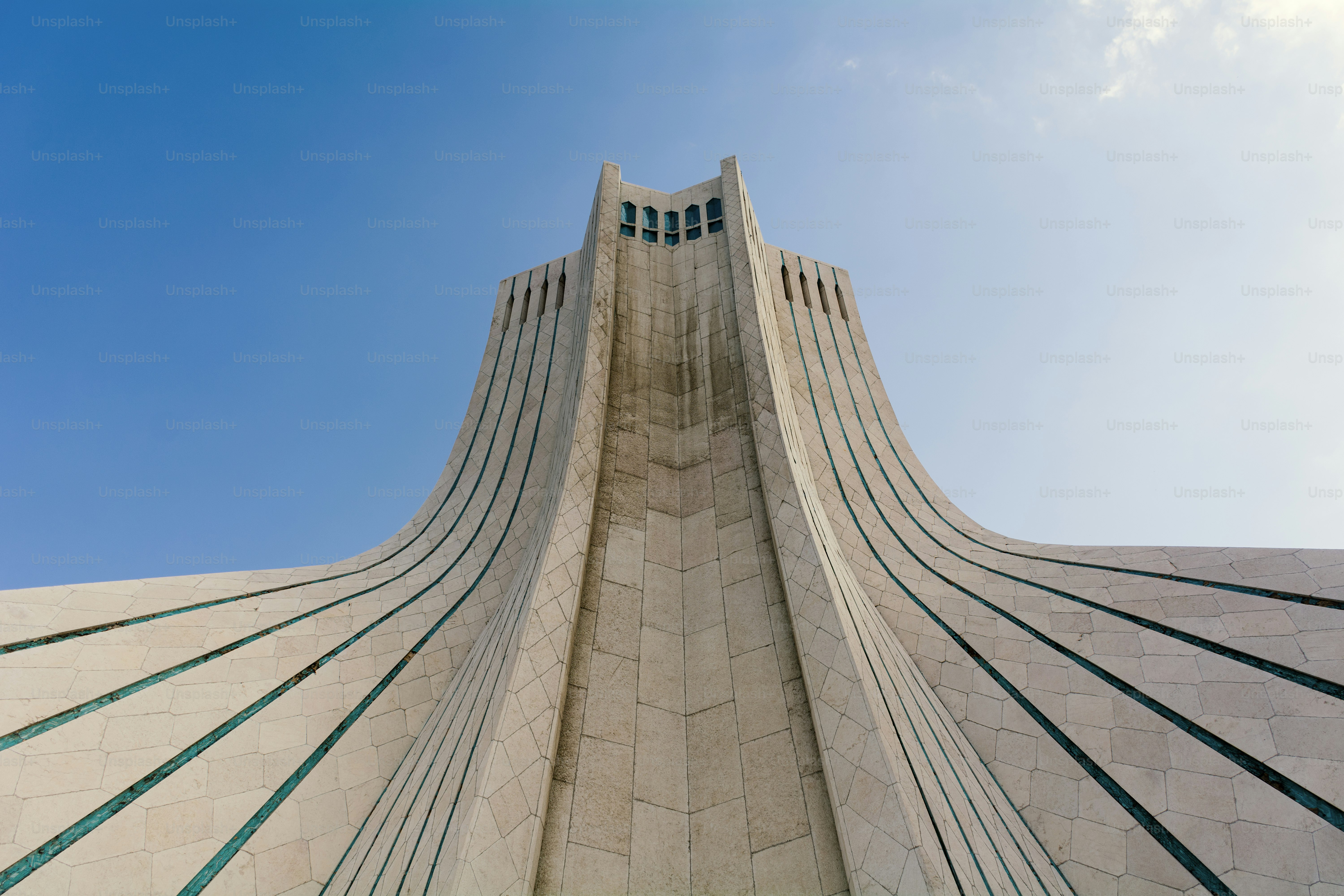un edificio molto alto con un cielo sullo sfondo