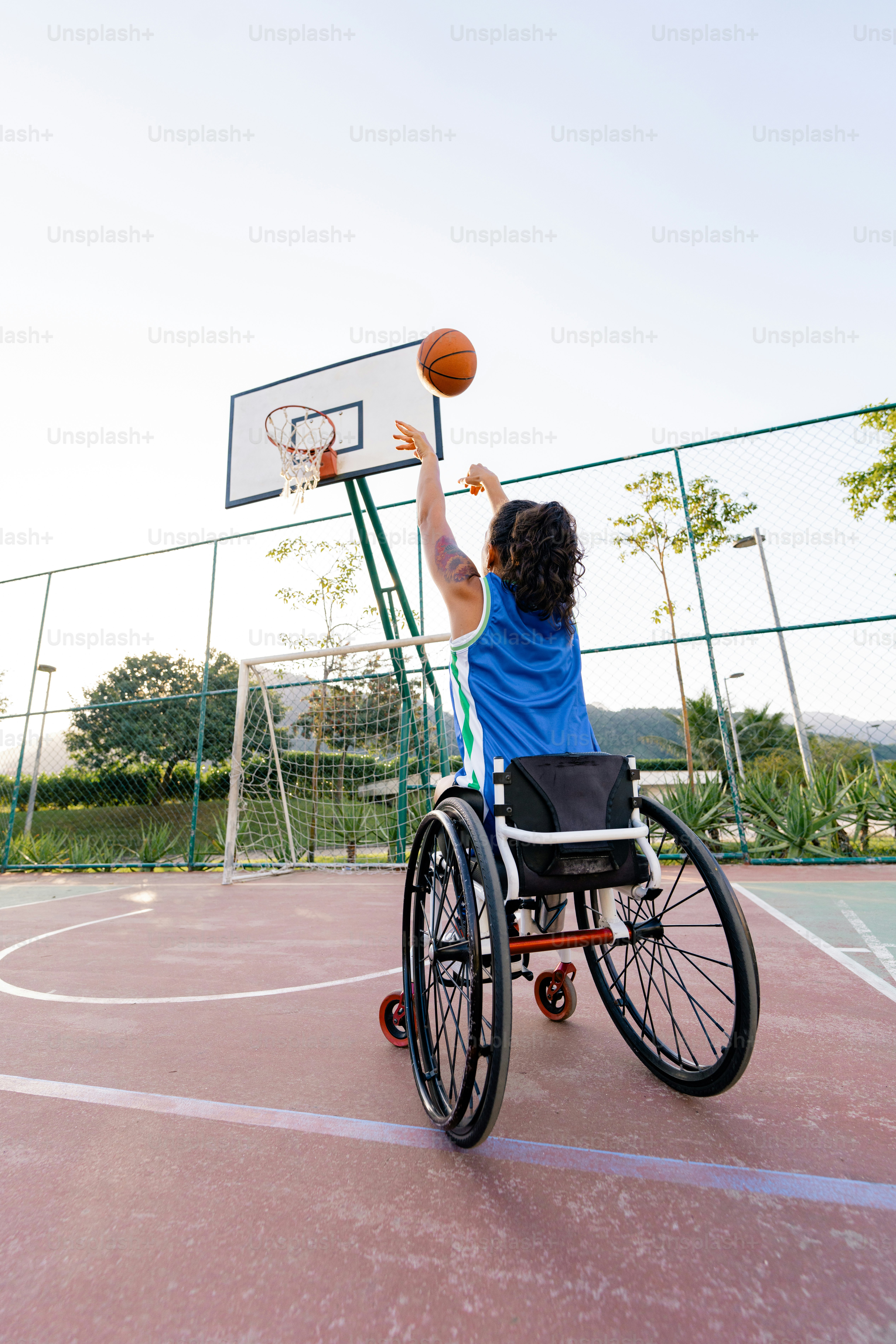 Un hombre en silla de ruedas jugando al baloncesto