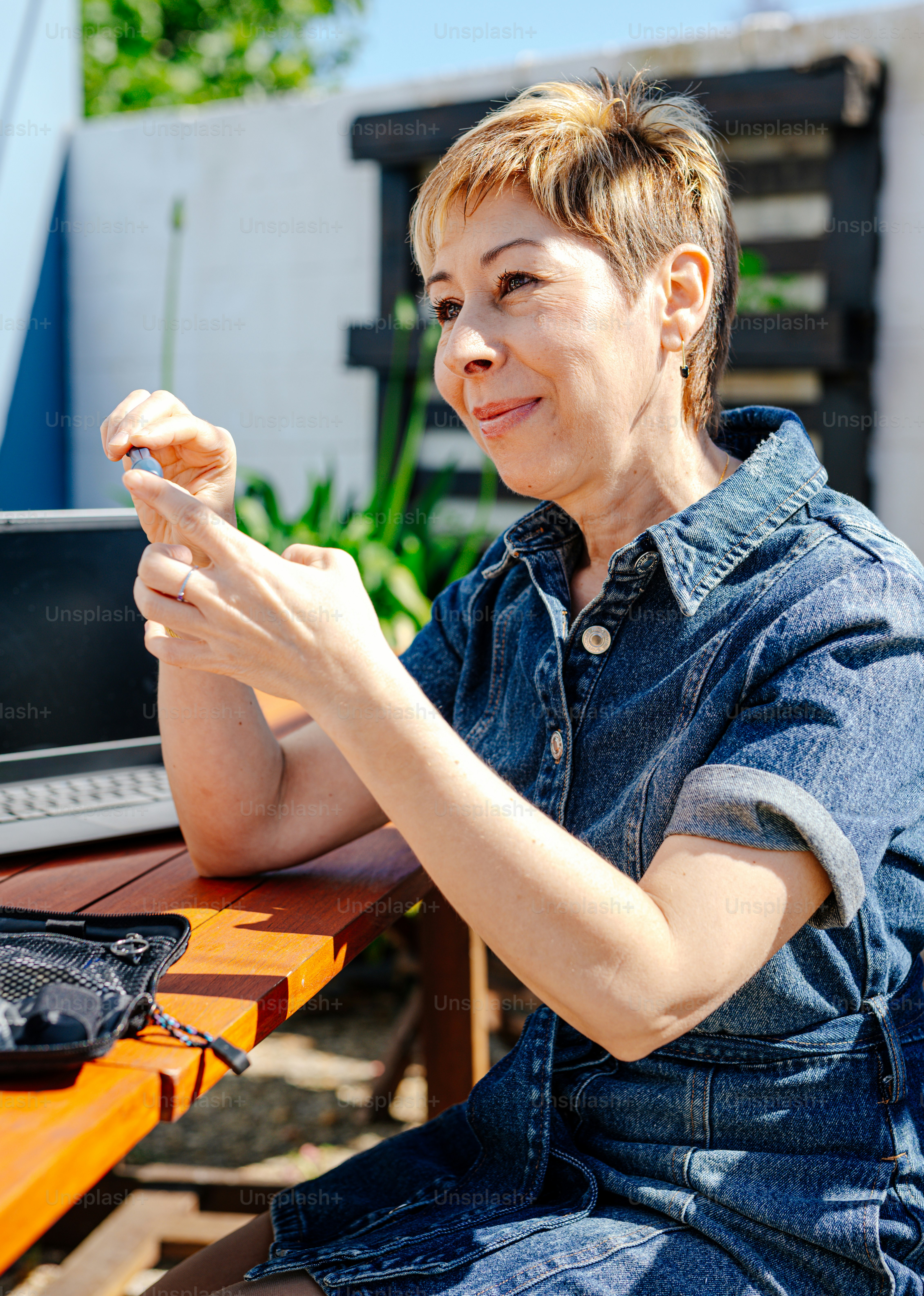 Una mujer sentada en una mesa con una computadora portátil