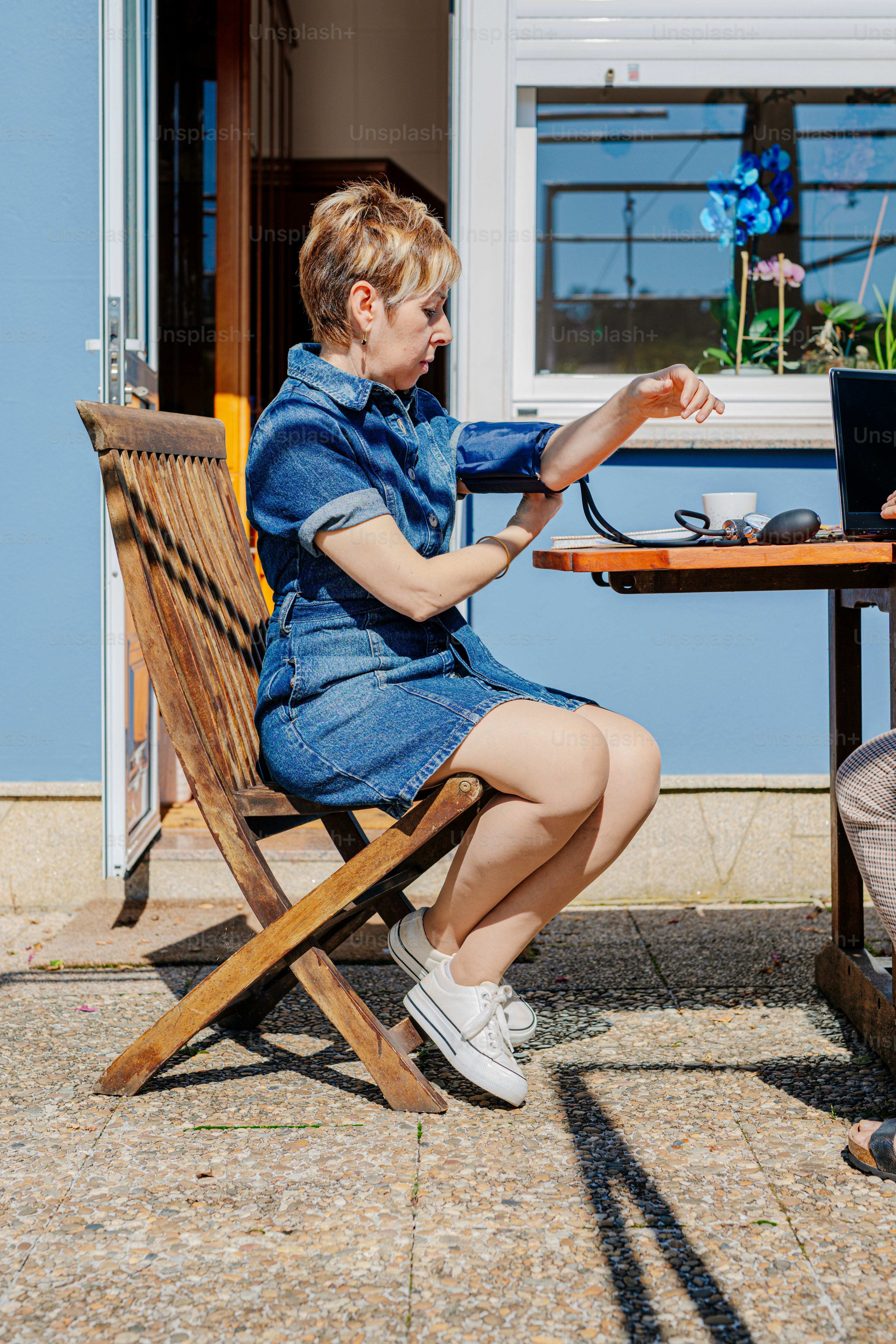 una mujer sentada en una mesa usando una computadora portátil