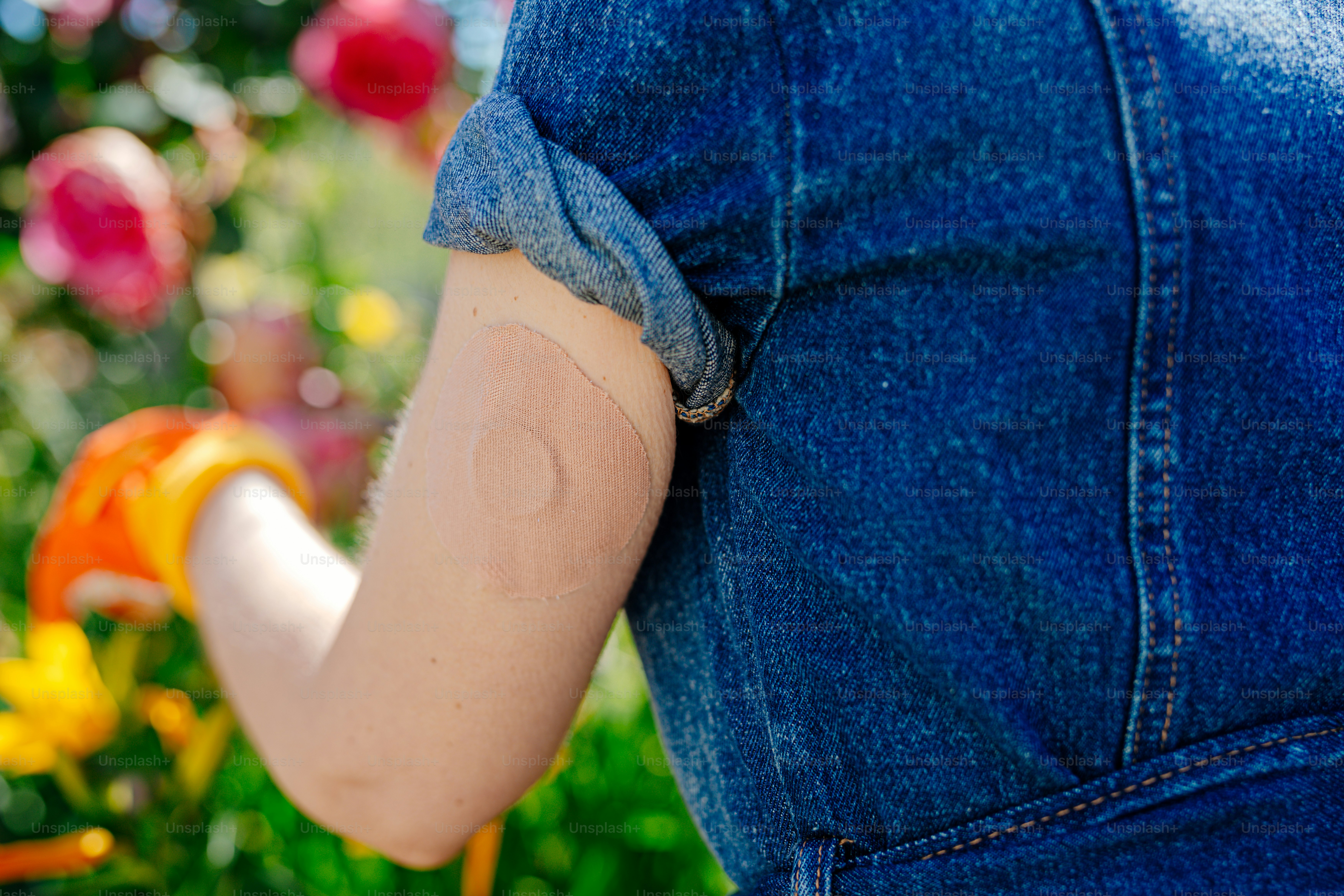 Un primer plano del brazo de una persona con un parche