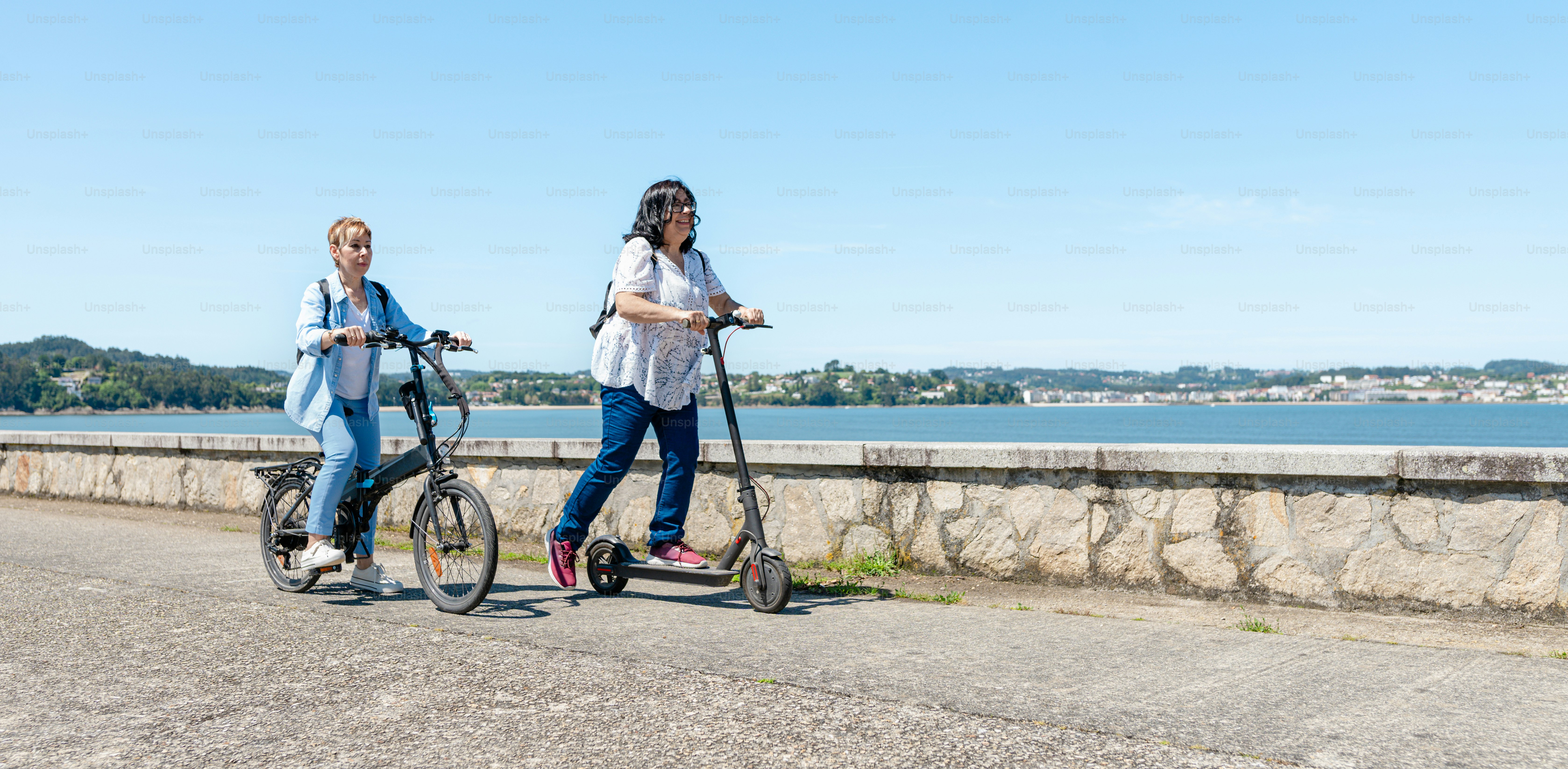 un paio di donne in sella a scooter l'una accanto all'altra