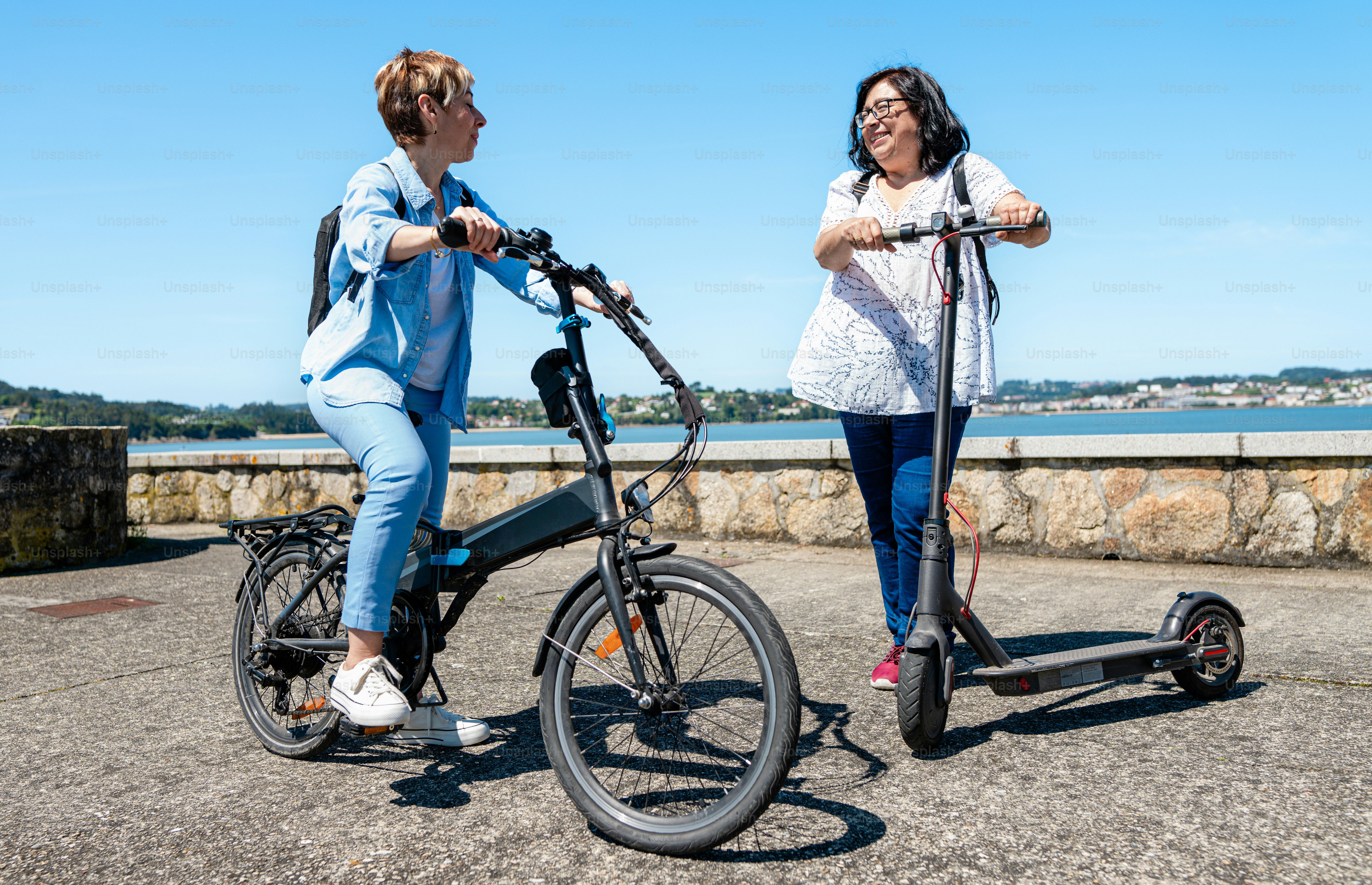 due donne su uno scooter e una su uno scooter