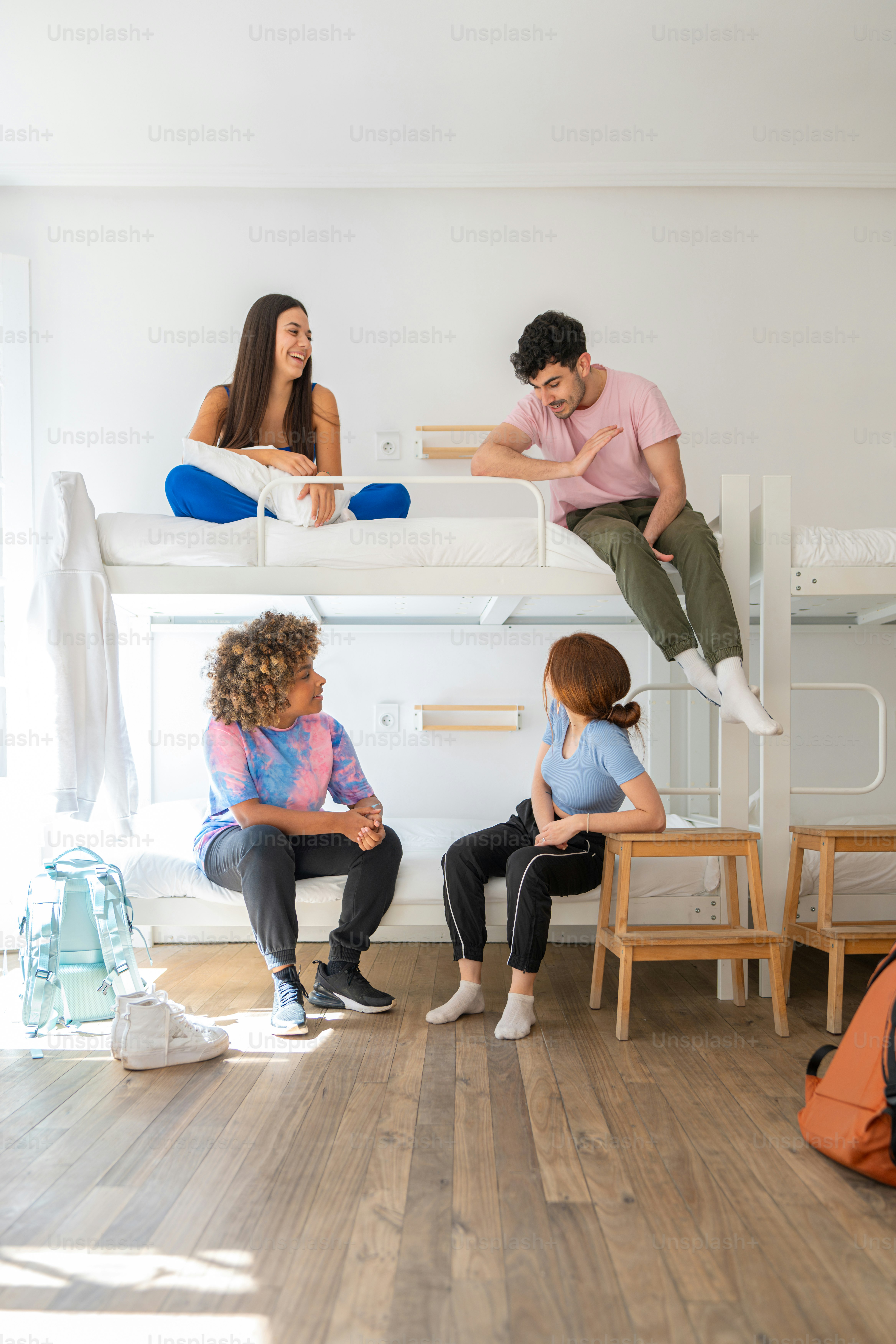 二段ベッドの上に座る人々のグループ