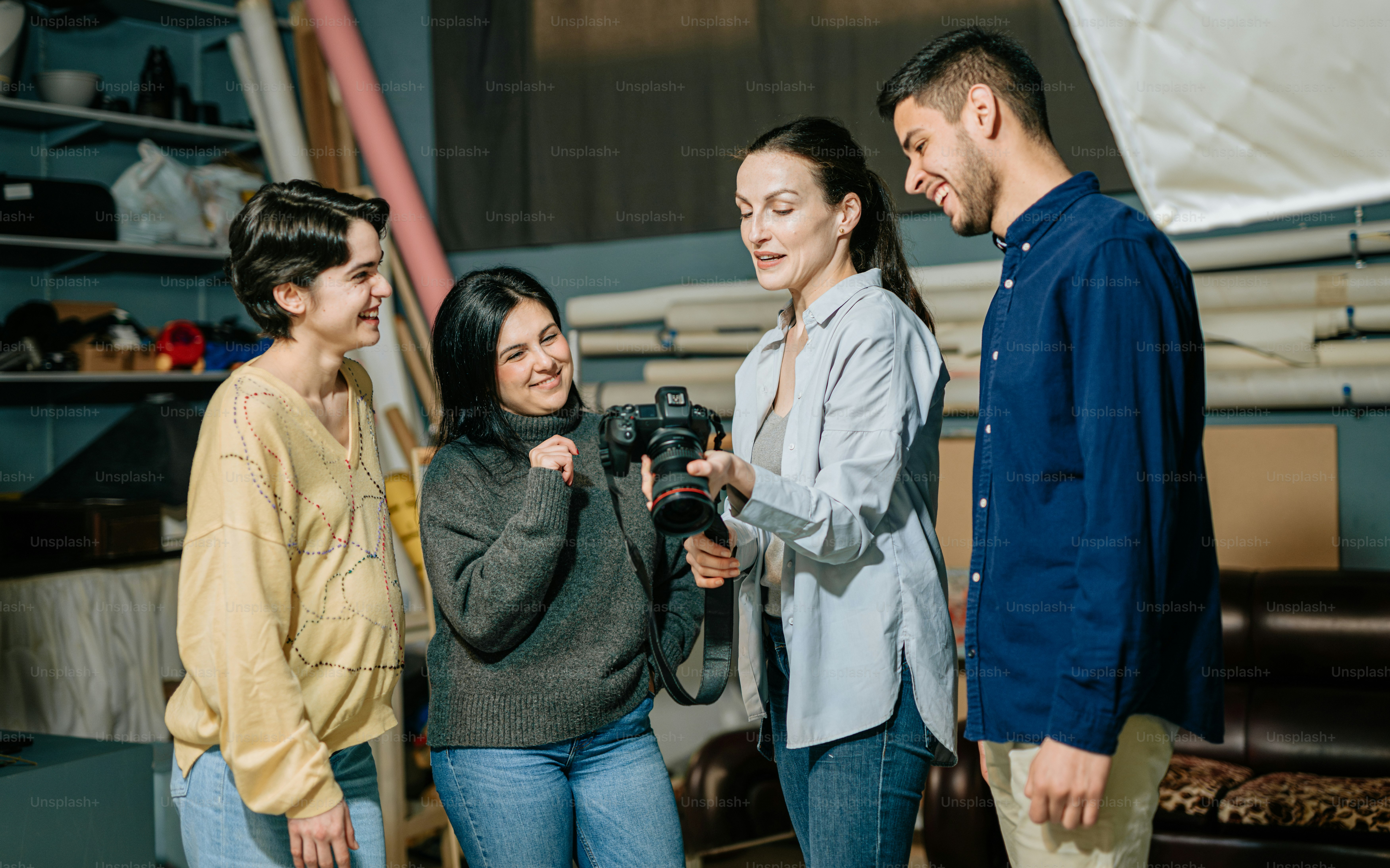 un groupe de personnes debout les unes à côté des autres