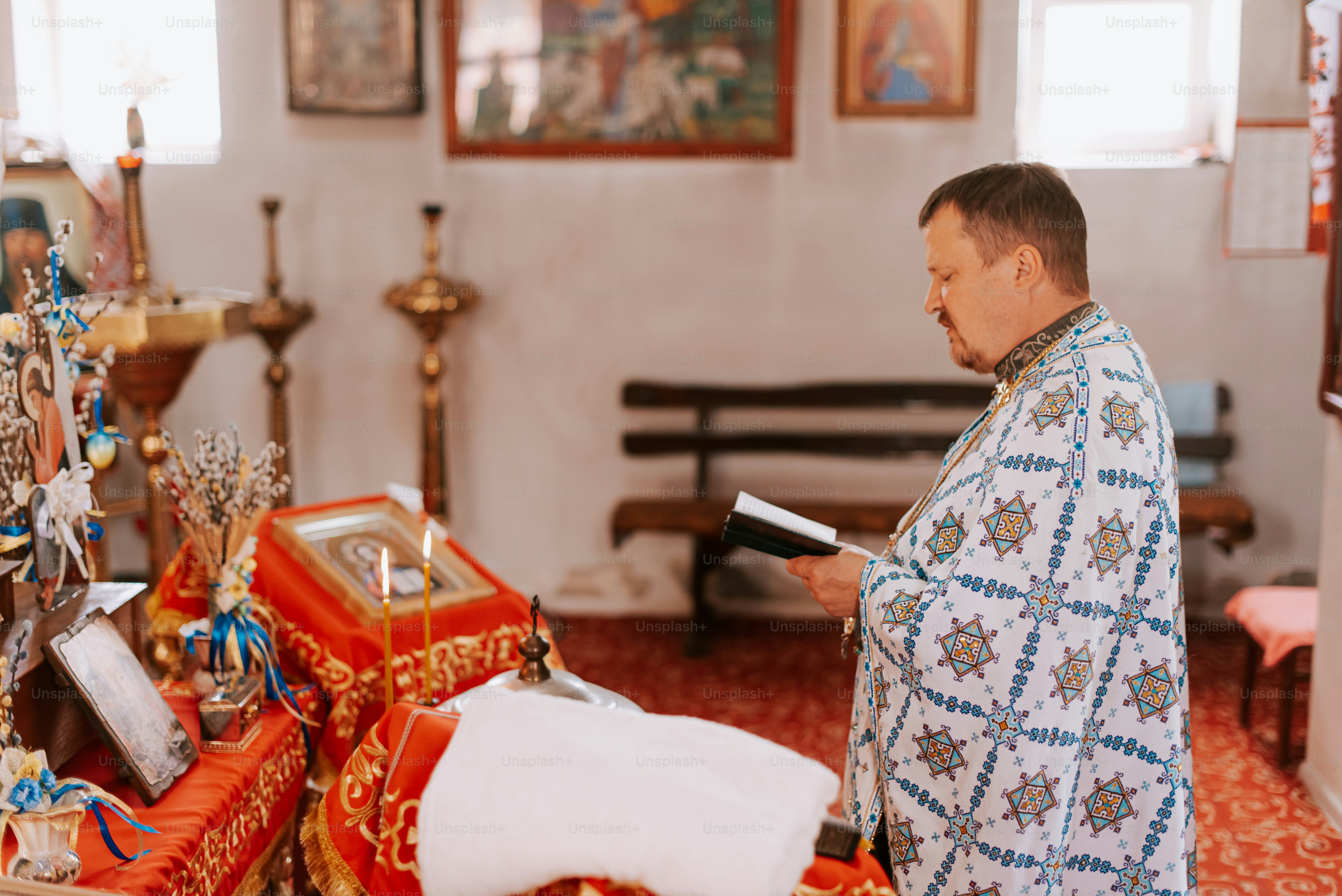 un homme debout dans une pièce tenant un morceau de papier