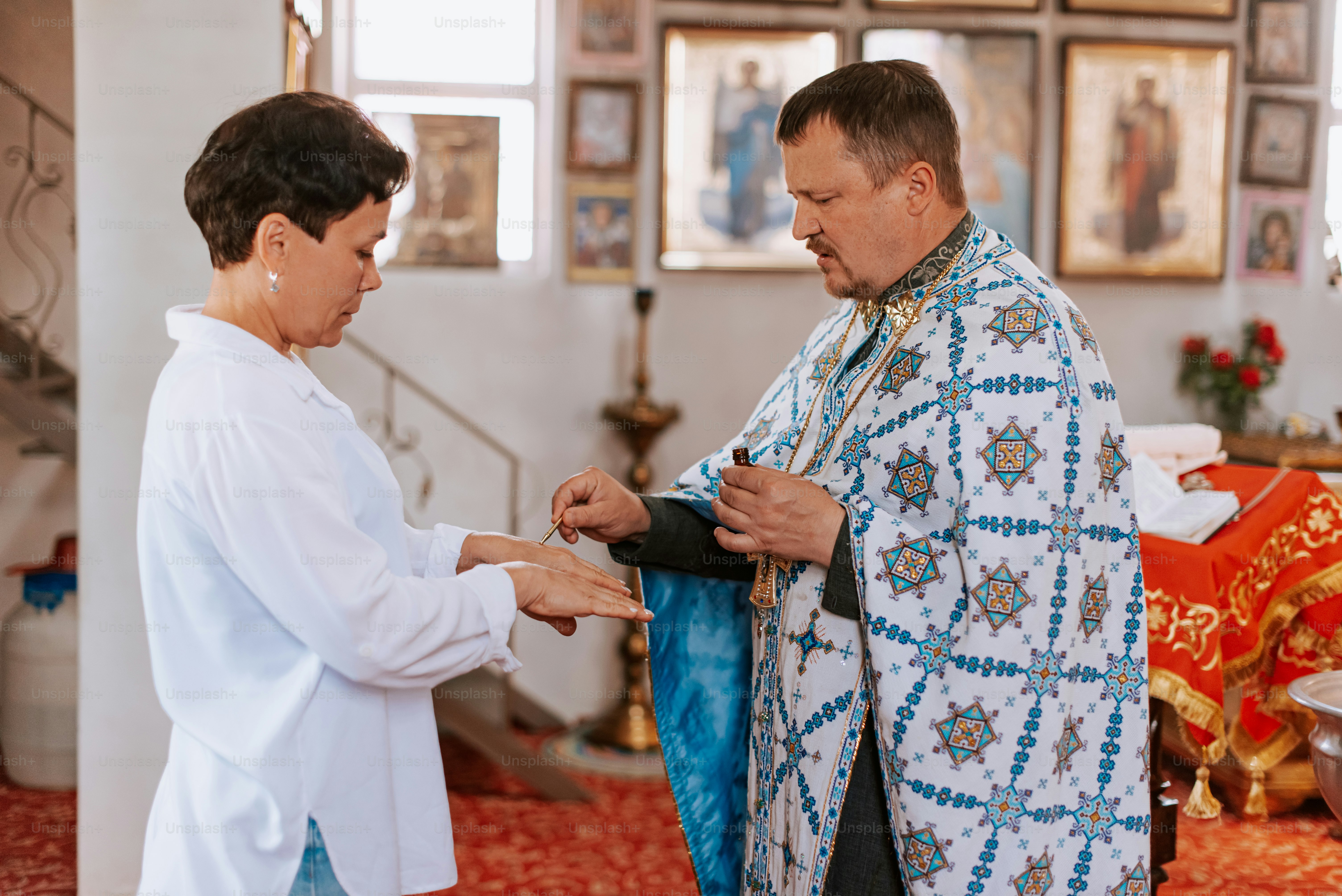 un hombre y una mujer de pie en una habitación