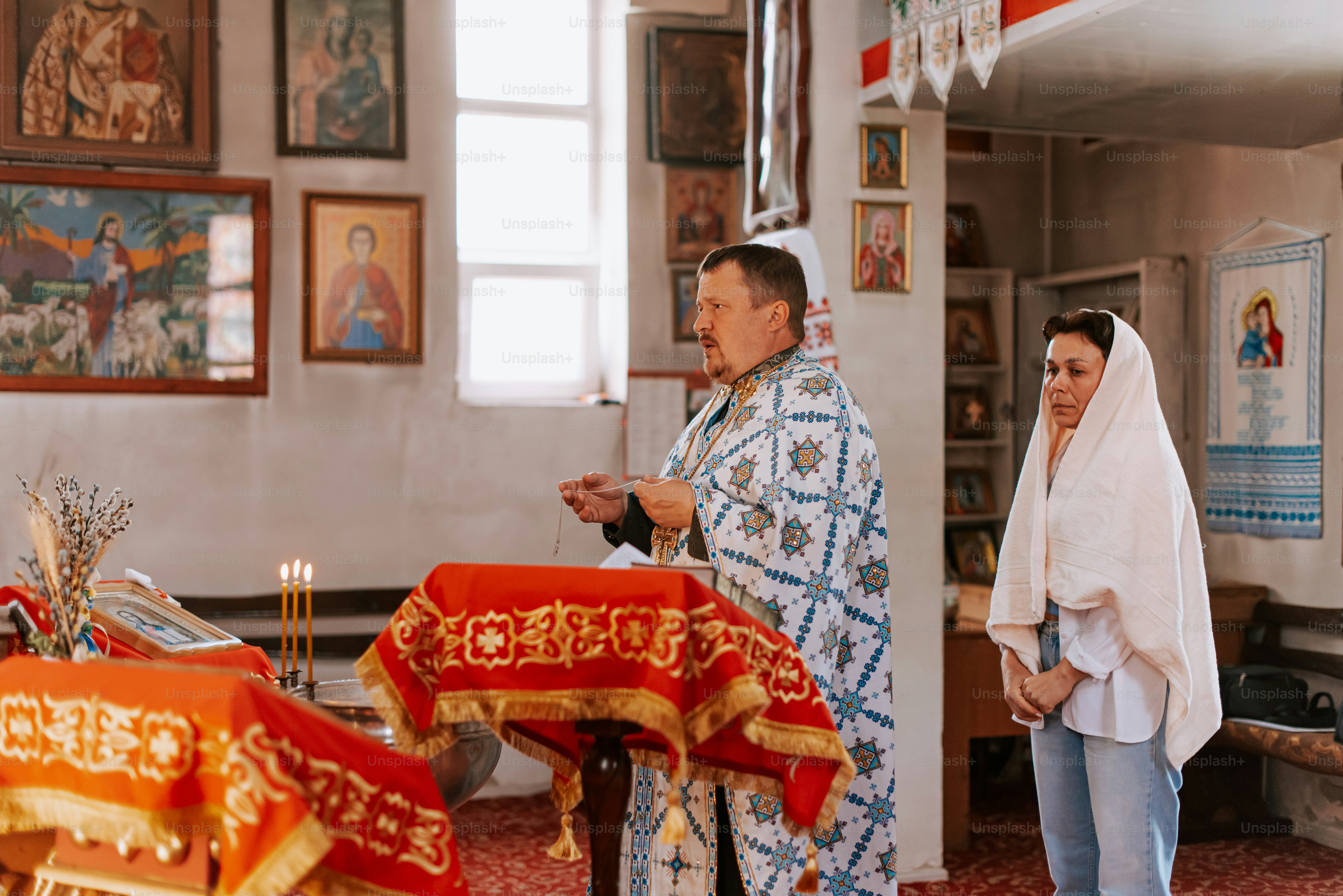 Un par de personas de pie en una habitación