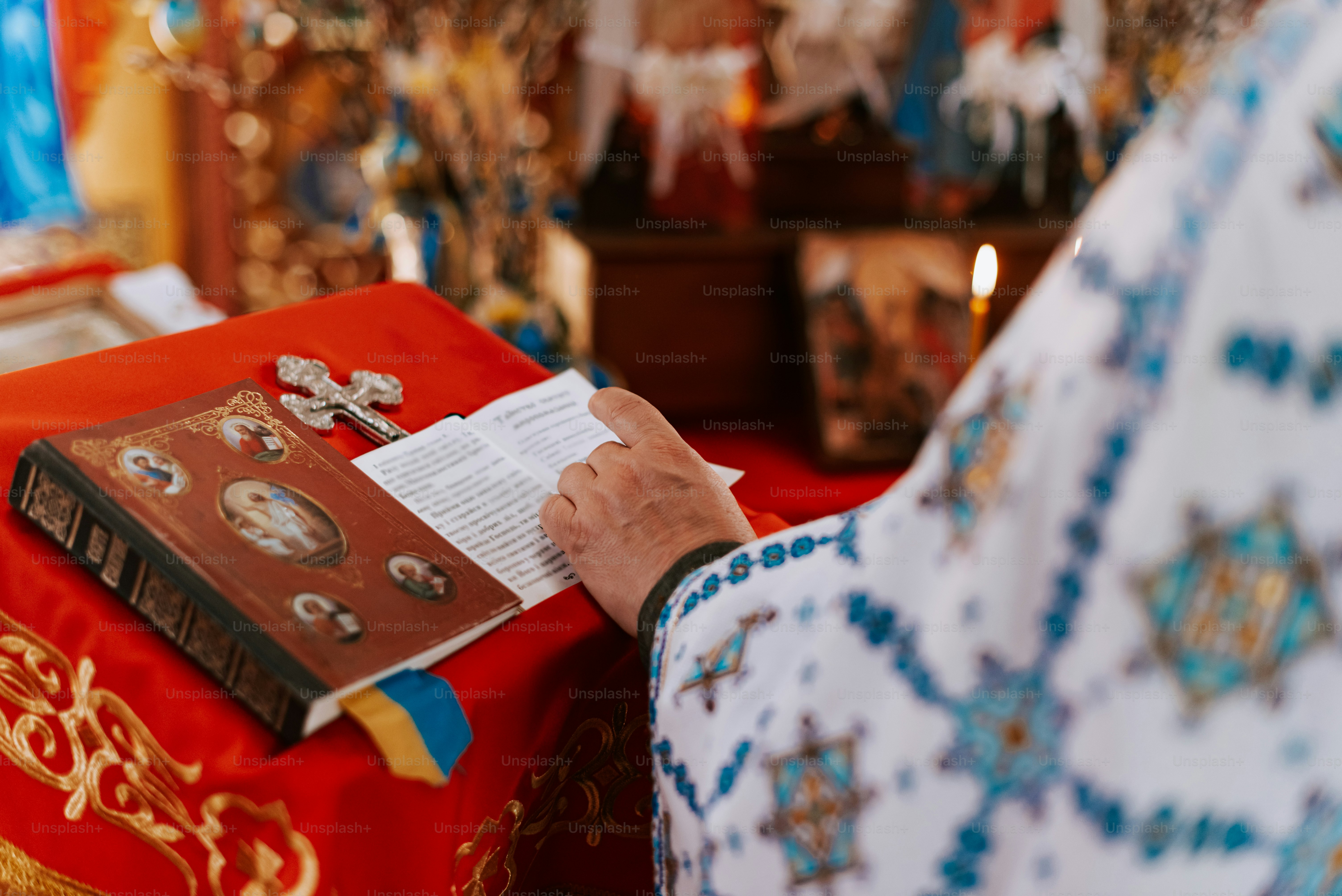 Ein Priester liest ein Buch in einer Kirche